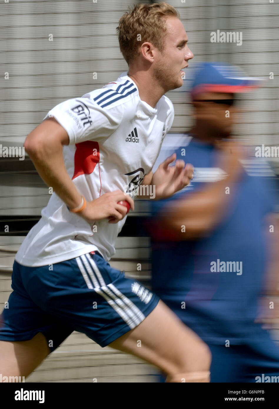 Cricket - les Ashes 2013-14 - quatrième test - England nets session et Conférence de presse - quatrième jour - MCG.Stuart Broad, en Angleterre, se met à l'eau lors de la séance de filets au MCG de Melbourne, en Australie. Banque D'Images