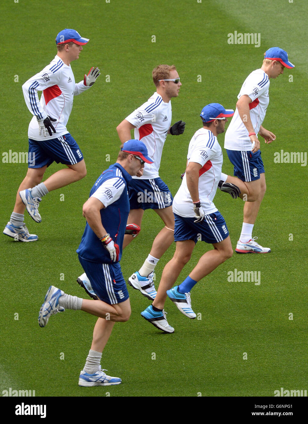 Cricket - les Ashes 2013-14 - quatrième test - England nets session et Conférence de presse - quatrième jour - MCG.Les joueurs d'Angleterre, dont Stuart Broad (au centre), se réchauffent lors de la session filets au MCG à Melbourne, en Australie. Banque D'Images