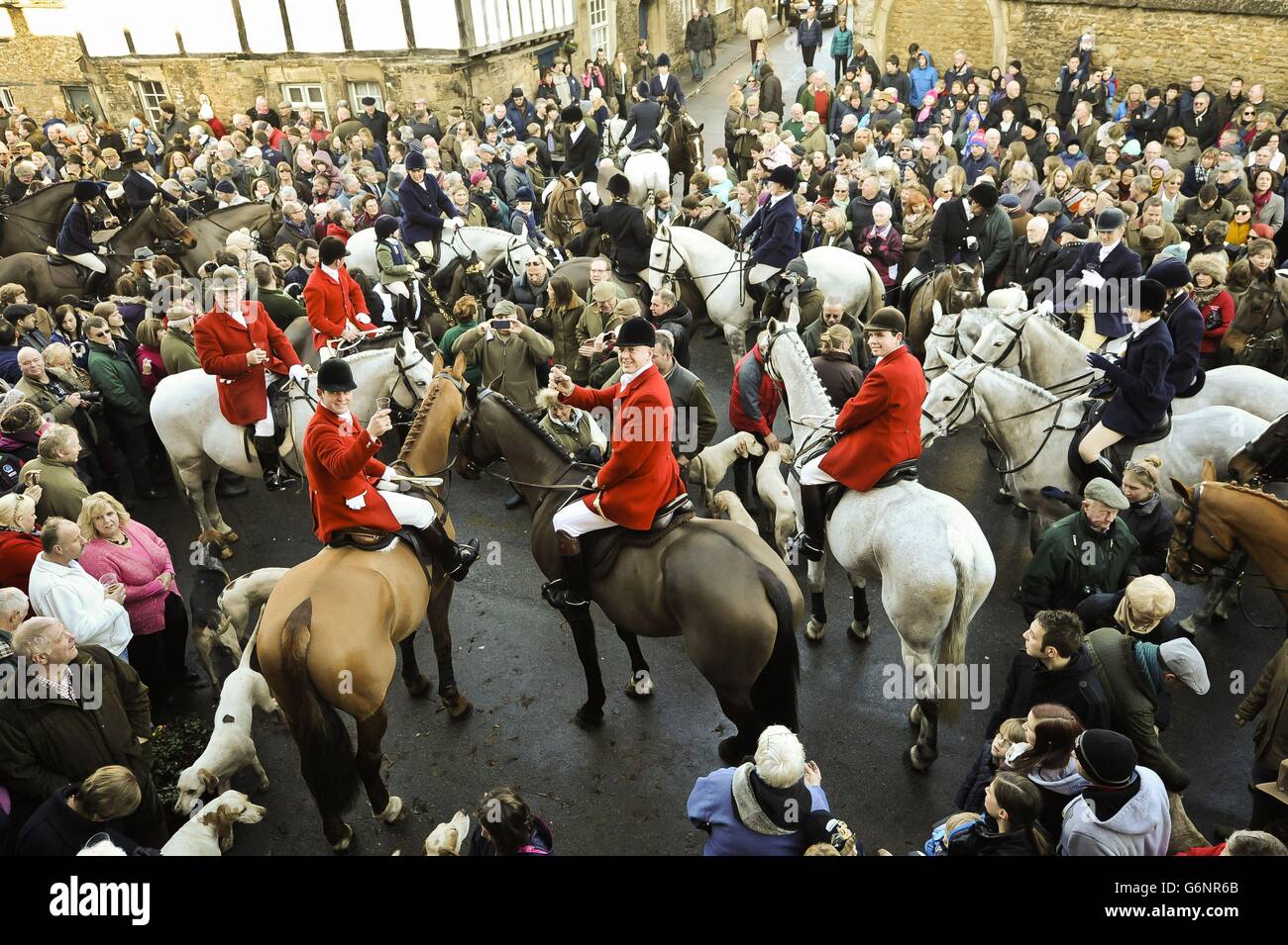 Les cavaliers de la chasse d'Avon Vale prennent des rafraîchissements au village de Laycock, Wiltshire sur le traditionnel Boxing Day se réunissent comme un sondage par Ipsos Mori au nom de la Ligue contre les sports cruels et la RSPCA a constaté que huit personnes sur dix croient que la chasse au renard devrait rester illégale. Banque D'Images