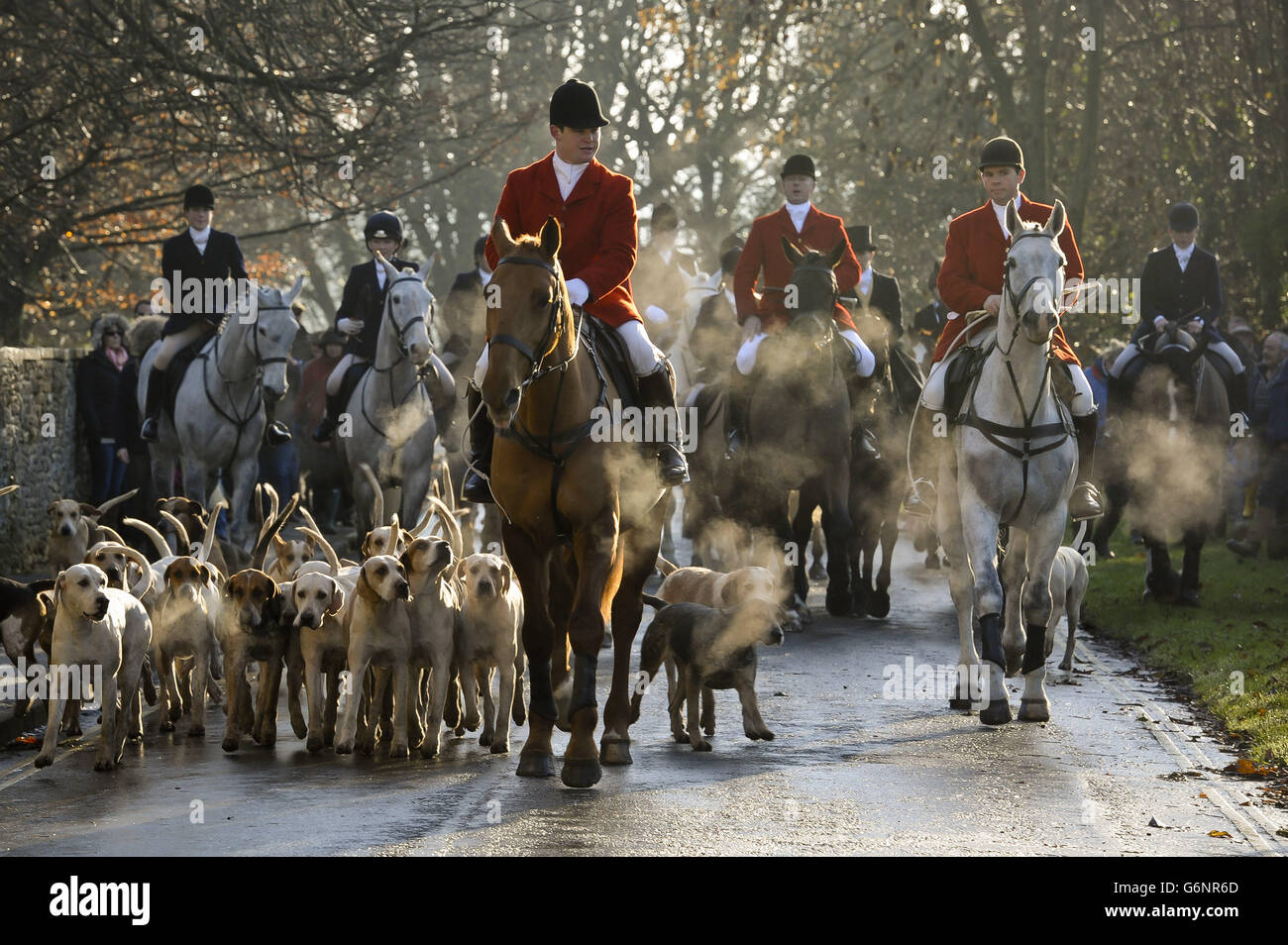 La chasse d'Avon Vale se rend au village de Laycock, Wiltshire sur le traditionnel Boxing Day rencontrer comme un sondage par Ipsos Mori au nom de la Ligue contre les sports cruels et la RSPCA a constaté que huit personnes sur dix croient que la chasse au renard devrait rester illégale. Banque D'Images