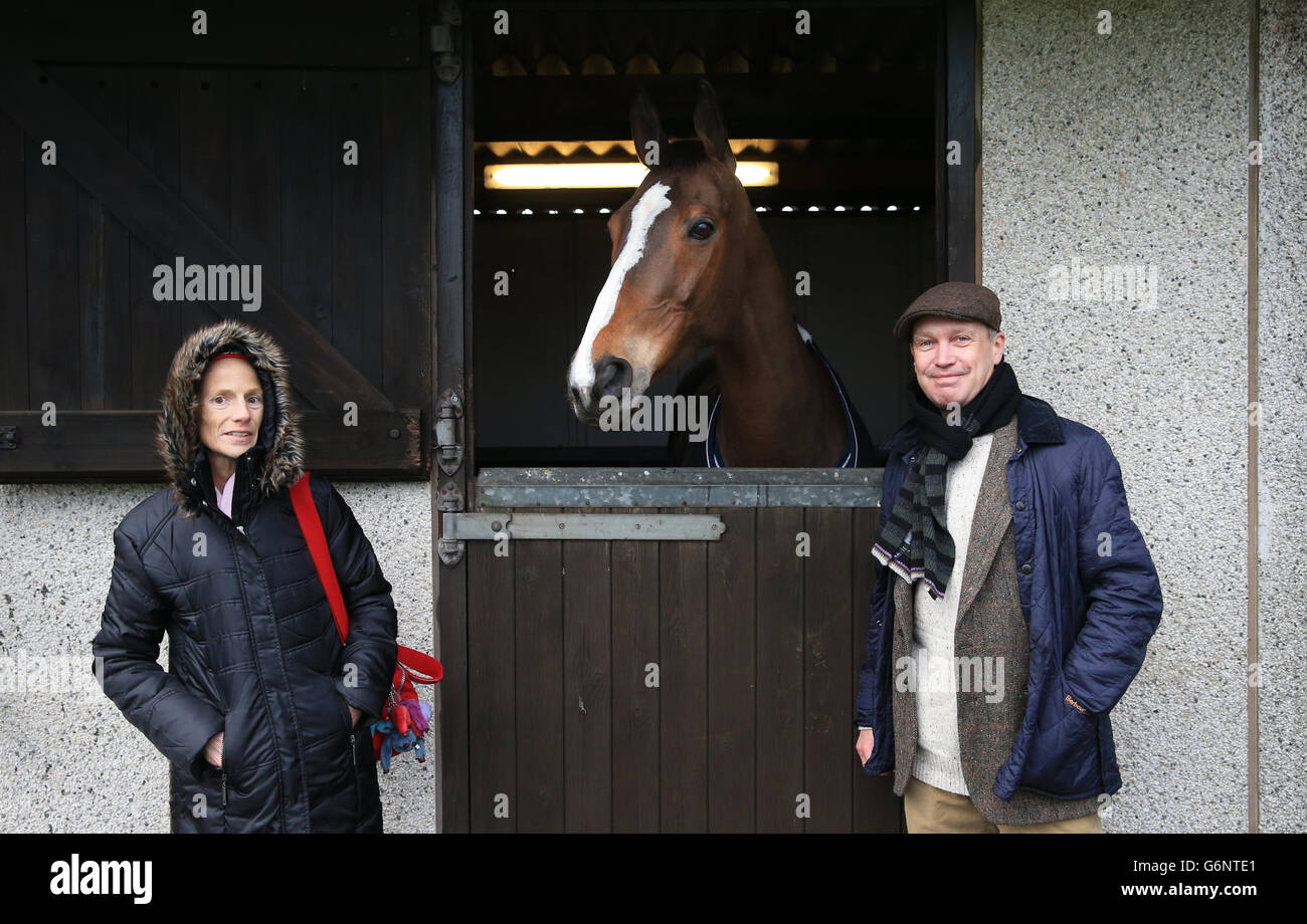 Courses hippiques - 2013 William Hill Winter Festival - première journée - Hippodrome de Kempton Park.Kauto Star cinq fois vainqueur de King George VI Steeple Chase rencontre et Greets Kempton Park gagnants Banque D'Images