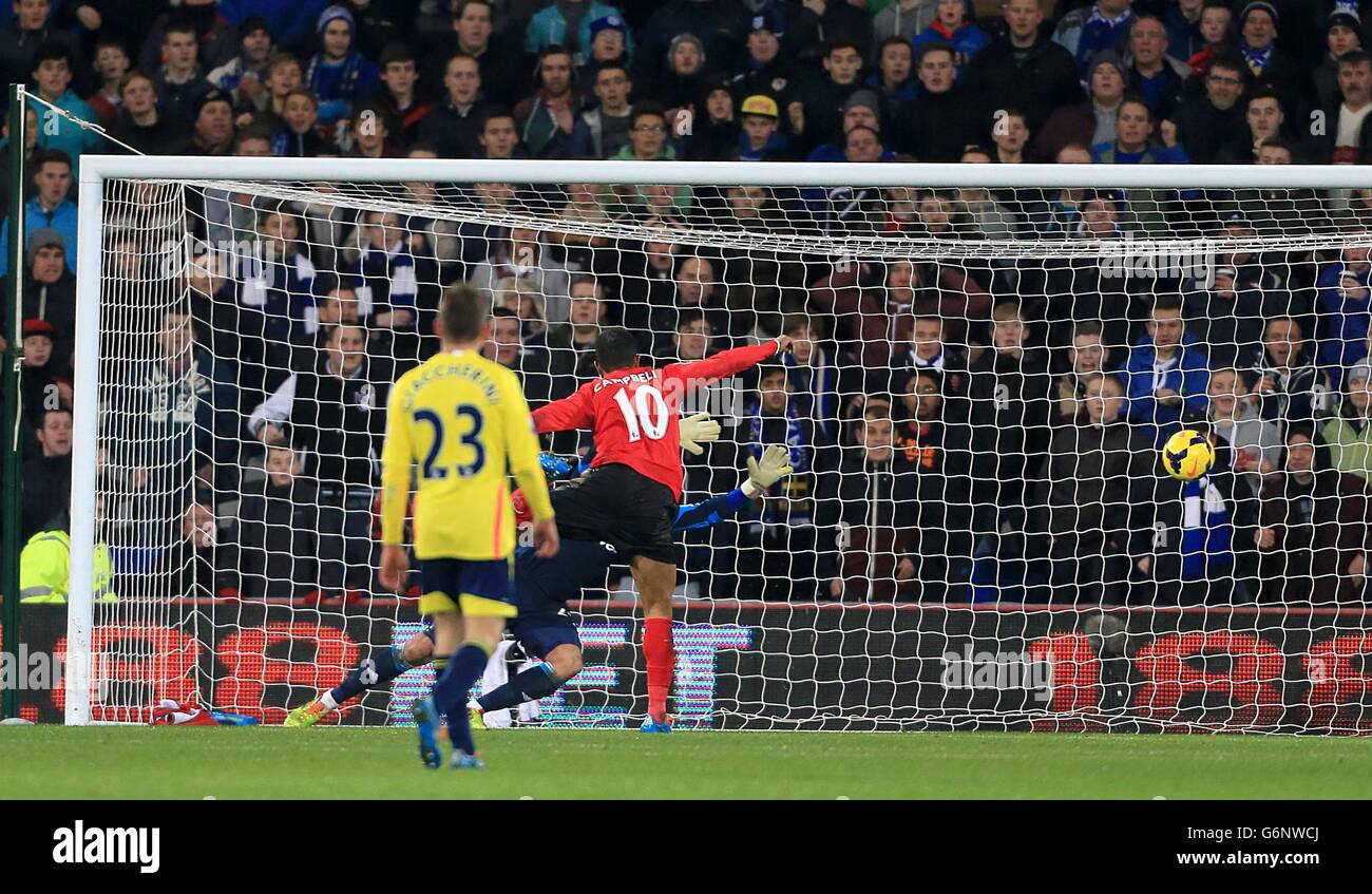 Football - Barclays Premier League - Cardiff City / Sunderland - Cardiff City Stadium.Fraizer Campbell (10) de Cardiff City marque le deuxième but de son équipe Banque D'Images