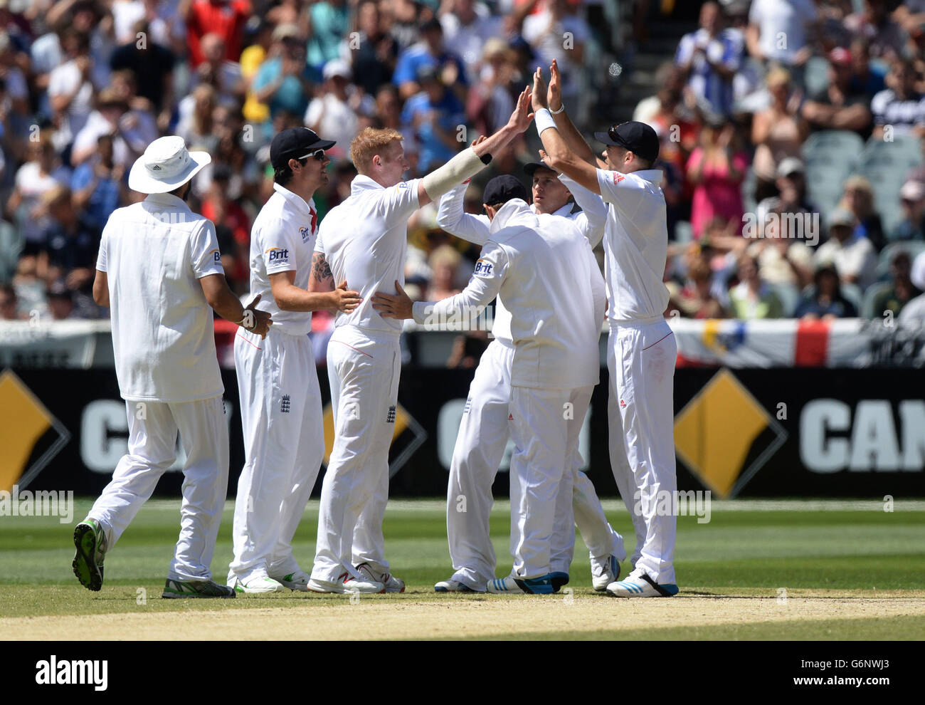 Ben Stokes (au centre), en Angleterre, célèbre le cricket de David Warner (non représenté), en Australie, au cours du quatrième jour du quatrième test au MCG à Melbourne, en Australie. Banque D'Images