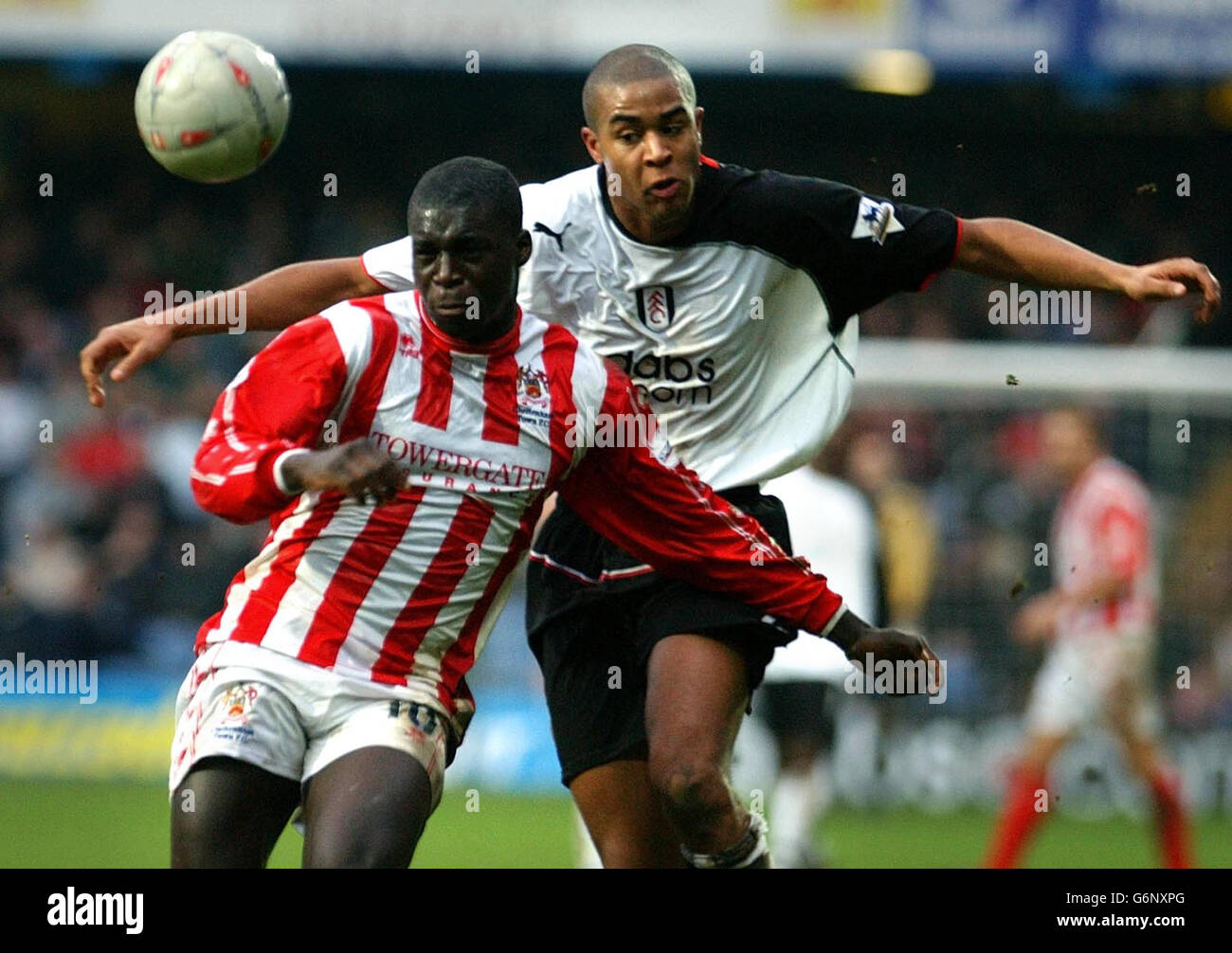 Zat Knight de Fulham (à droite) et Damian Spencer de Cheltenham Town, lors du troisième tour de la coupe FA au terrain de Fulham Loftus Road à Londres. Banque D'Images