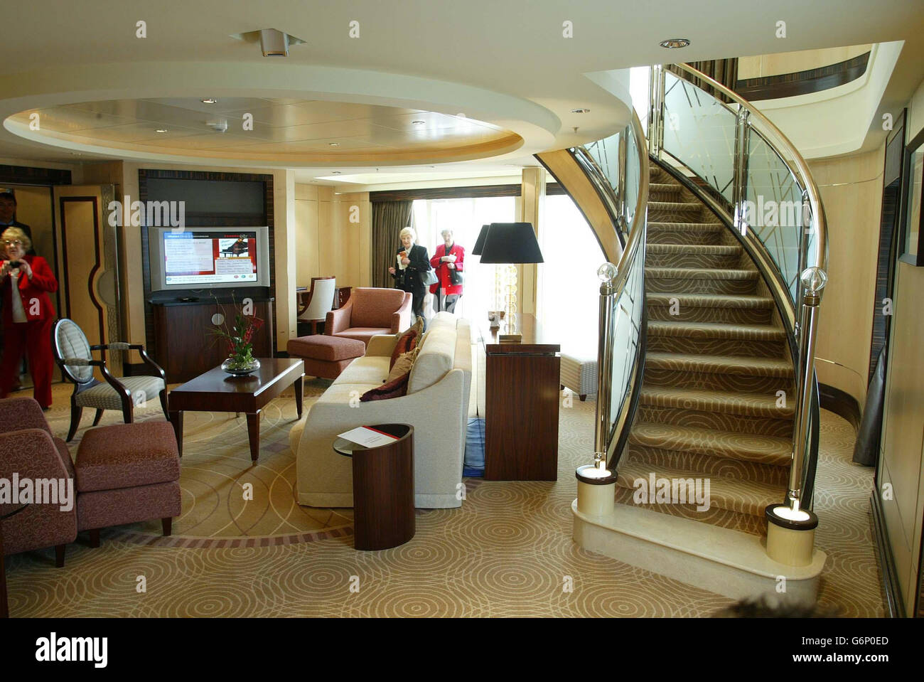 Vue de la suite Balmoral à bord de la reine Mary 2 de Cunard qui est amarrée aux quais de Southampton, avant d'être nommée par sa Majesté la reine demain. Le grand duplex de 2,249 m2 vous coûtera 16,000 par personne pour un passage transatlantique de six jours. Banque D'Images