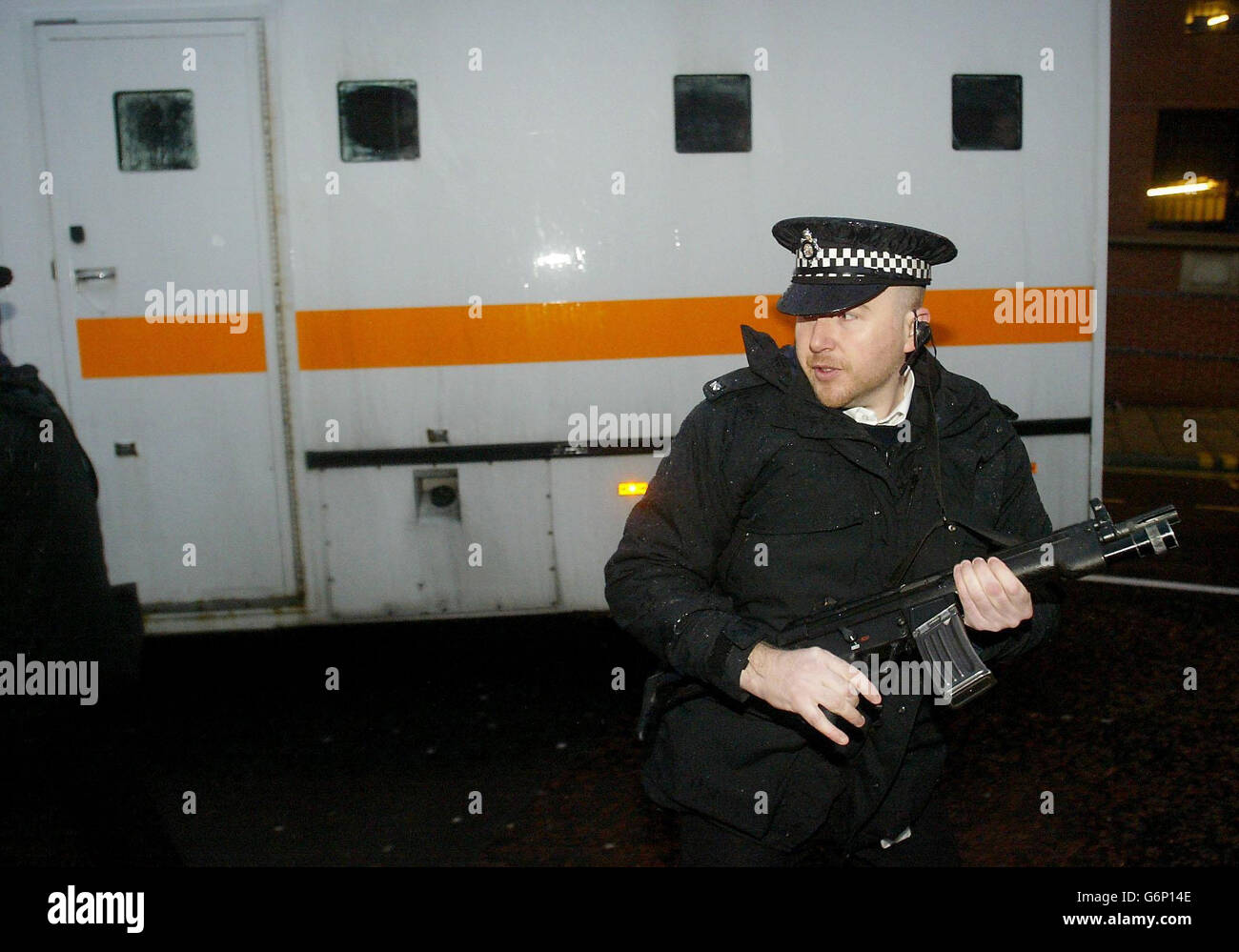 Un policier tient la garde comme David Beiber également connu Nathan Wayne Coleman arrive dans une camionnette au tribunal de la Couronne de Leeds. Beiber comparaissait en cour accusé du meurtre de PC Ian Broadhurst et de la tentative de meurtre de deux autres officiers. Bieber, 35 ans, est accusé d'avoir tué PC Broadhurst, abattu à Leeds le lendemain de Noël. Banque D'Images