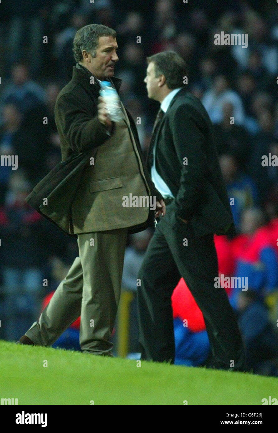 Graeme Souness, le gérant de Blackburn Rovers, lance une bouteille d'eau dans des moments dégoûtés après que son camp a fait 3-4 contre Bolton Wanderers lors de l'affrontement Barclaycard Premiership à Ewood Park, Blackburn. Banque D'Images