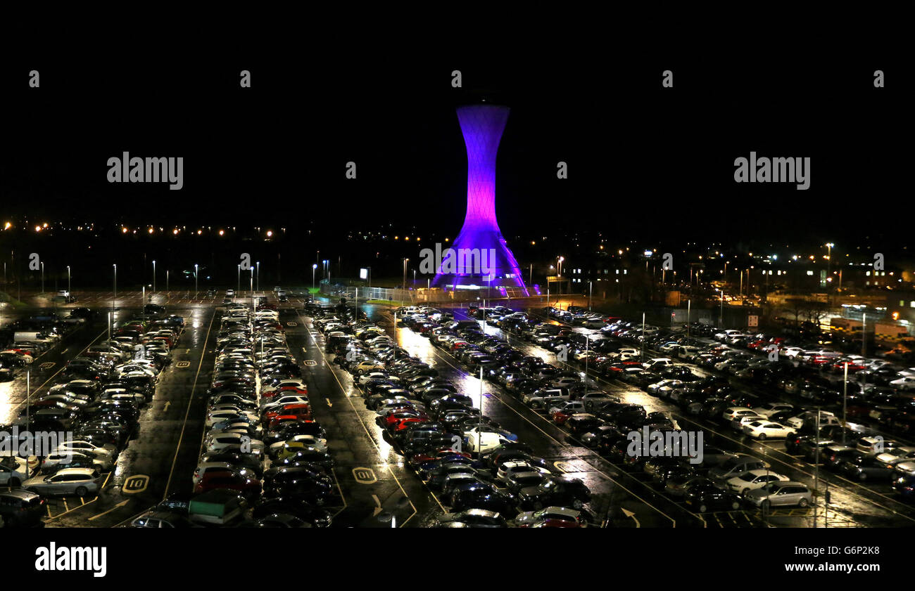 Le parking de l'aéroport d'Édimbourg, avec la tour de contrôle de l'aéroport vue en arrière-plan, après que l'aéroport d'Édimbourg ait été évacué suite à la découverte d'un colis suspect. APPUYEZ SUR ASSOCIATION photo. Date de la photo: Mardi 7 janvier 2014. Voir PA Story POLICE Airport. Le crédit photo devrait se lire comme suit : Andrew Milligan/PA Wire Banque D'Images