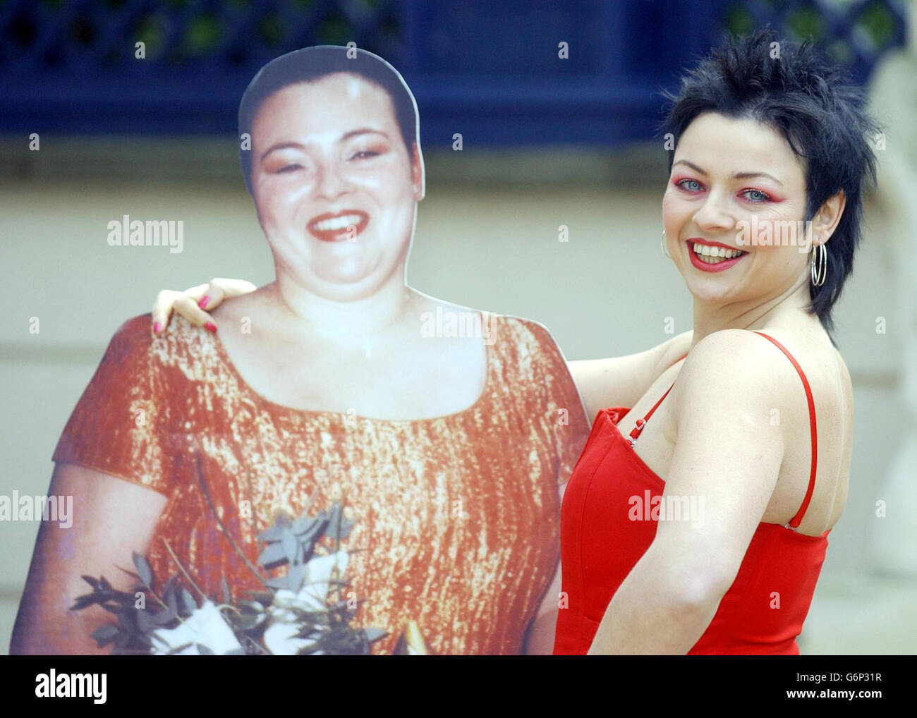 Mère de deux Marianna Labella-Croft d'Ipswich célèbre avec un modèle en carton de son ancien self au Ritz Hotel de Londres. Marianna a été couronnée Slimming World Miss Slinky 2004 pour avoir perdu le 4er 10lbs sur quinze mois et va recueillir un prix en argent 1,000 de Slimming World. Banque D'Images