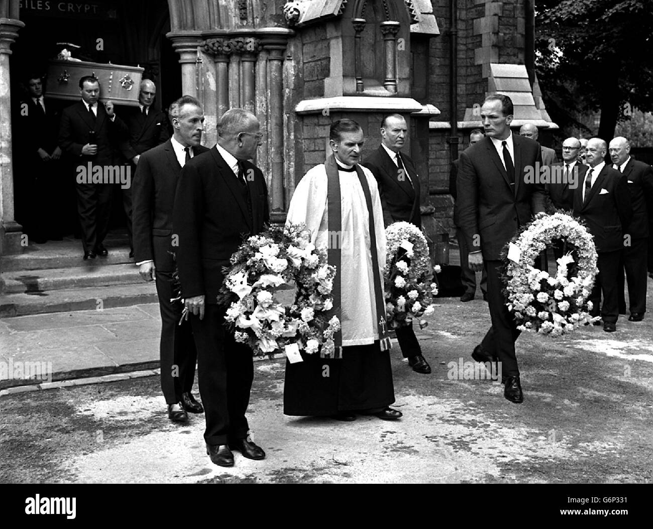 Les porteurs de lianes portant des couronnes précèdent le cercueil de l'église Saint-Giles, à Camberwell, à Londres, aux funérailles de l'ancien champion du monde de boxe Freddie Mills.De gauche à droite, les porteurs sont - Bruce Forsyth: Jack Solomons: Teddy Waltham, secrétaire de la British Boxing Board of Control et Henry Cooper, champion britannique de poids lourd. Banque D'Images