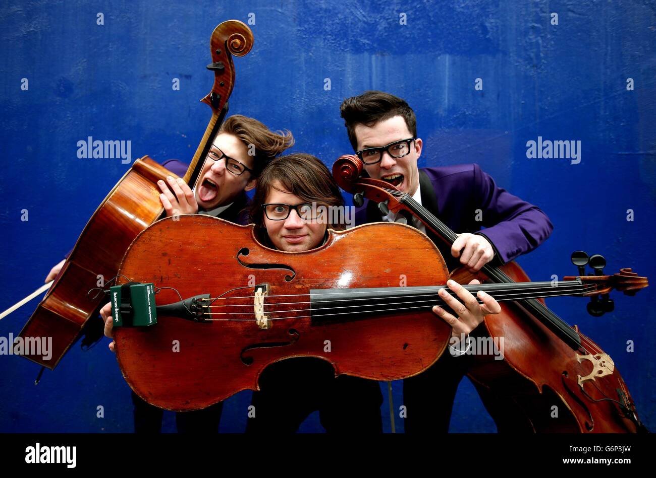 Lettonie violoncelle trio Melo-M Mikelis Dobicins (à gauche) Karlis Auzans (au centre) et Janis Pauls, à Temple Bar, Dublin, pour le lancement du programme de Temple Bar Tradfest 2014 le 8 janvier 2014. Banque D'Images