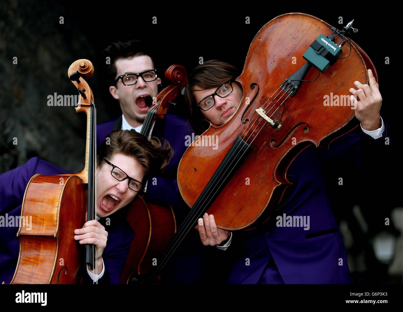 Lettonie violoncelle trio Melo-M Mikelis Dobicins (à gauche) Janis Pauls (au centre) et Karlis Auzans, à Temple Bar, Dublin, pour le lancement du programme pour Temple Bar Tradfest 2014. Banque D'Images