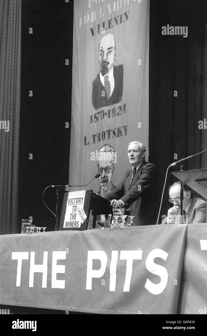 Le député travailliste Tony Benn, debout sur une plate-forme devant des portraits de Lénine et Trotsky, salue le courage des dirigeants des mineurs lors d'un rassemblement au Wembley Conference Centre de Londres. Le rallye célèbre le 20e anniversaire de la tendance militante. Banque D'Images