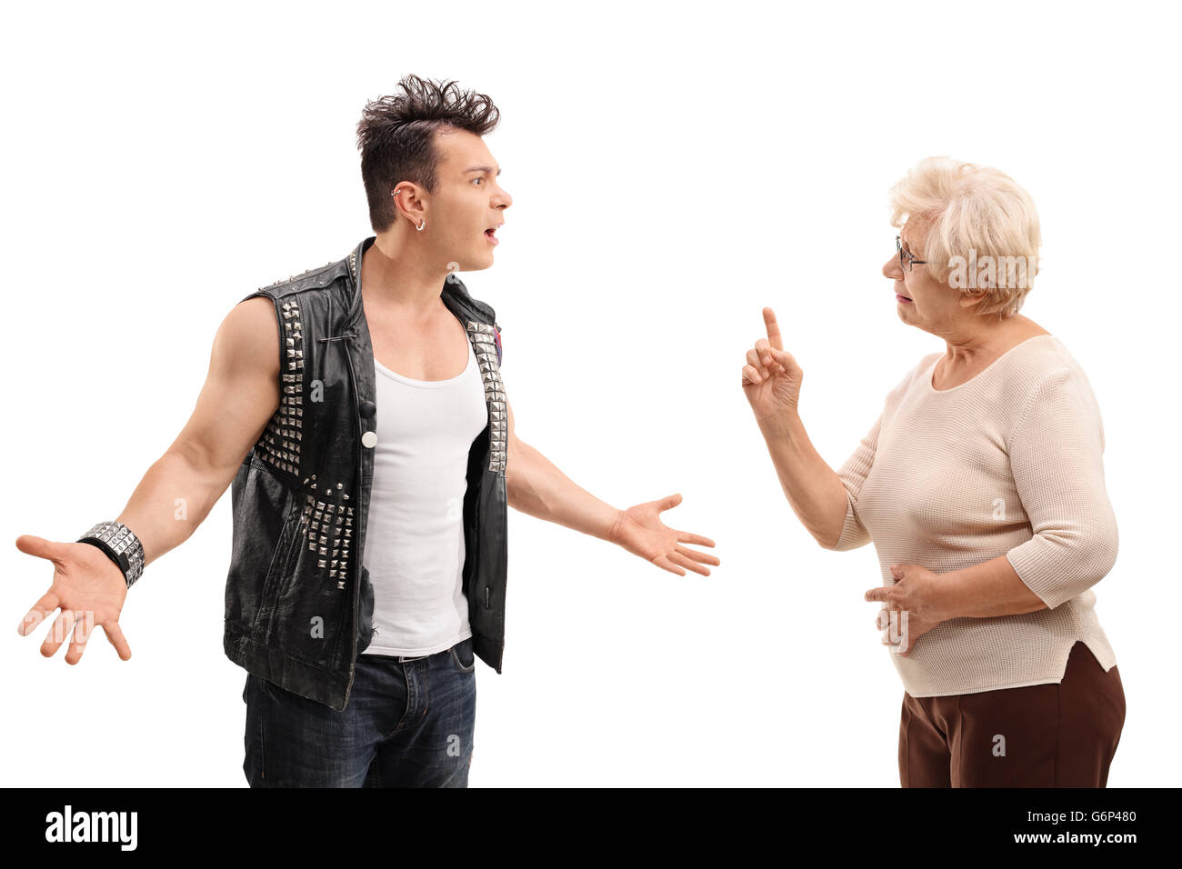 En colère contre punk rocker arguant avec sa grand-mère isolé sur fond blanc Banque D'Images