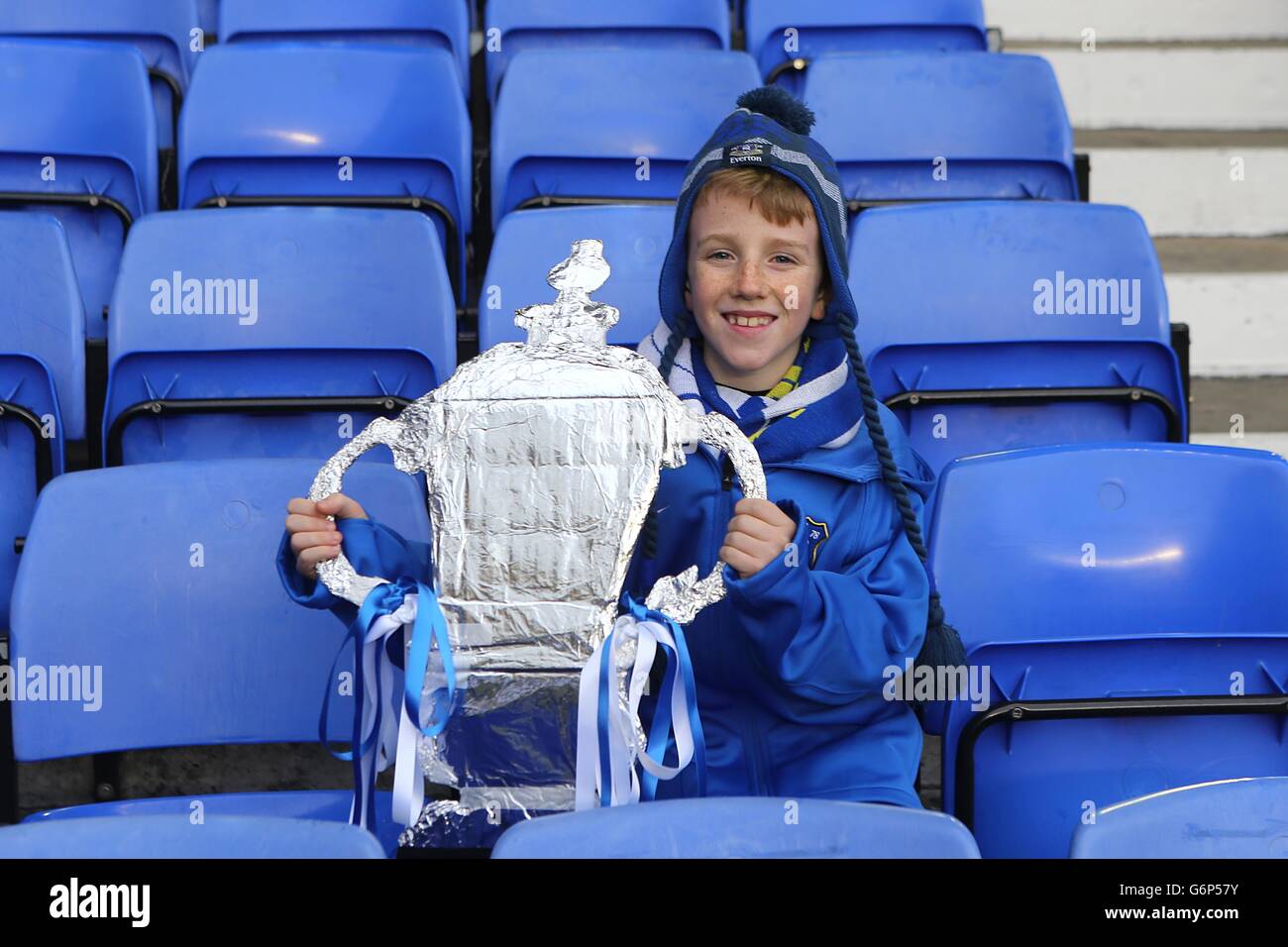 Soccer - FA Cup - troisième tour - Everton v Queens Park Rangers - Goodison Park.Un jeune fan d'Everton tenant un trophée de la coupe FA maison dans les tribunes avant le match Banque D'Images