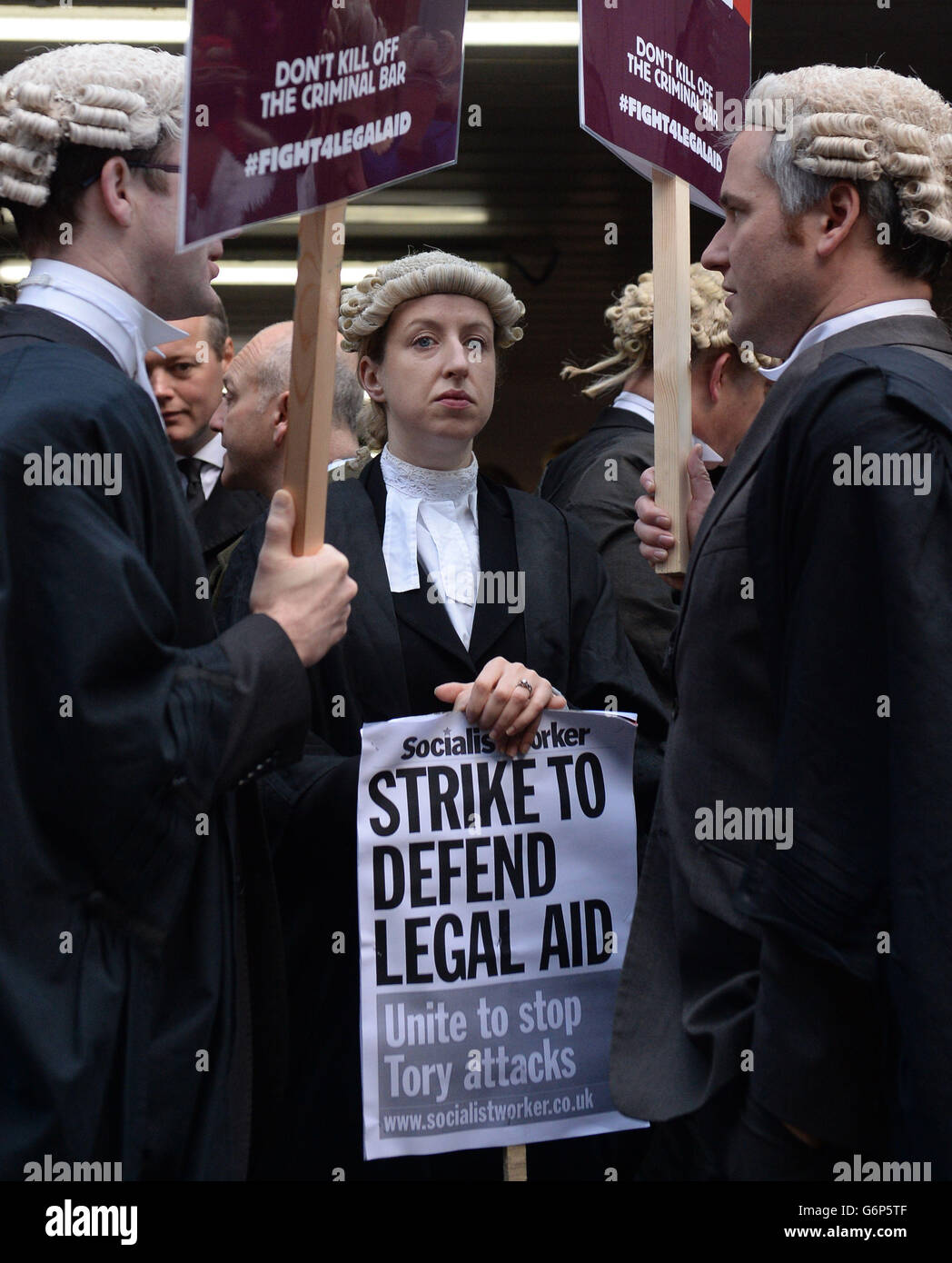 Avocats et avocats en dehors du tribunal de la Couronne de Southwark, Londres, lors d'une grève nationale contre les projets du gouvernement de réduire les frais dans le cadre d'une tentative de réduction de 220 millions de livres sterling sur le budget de l'aide juridique d'ici 2018/19. Banque D'Images