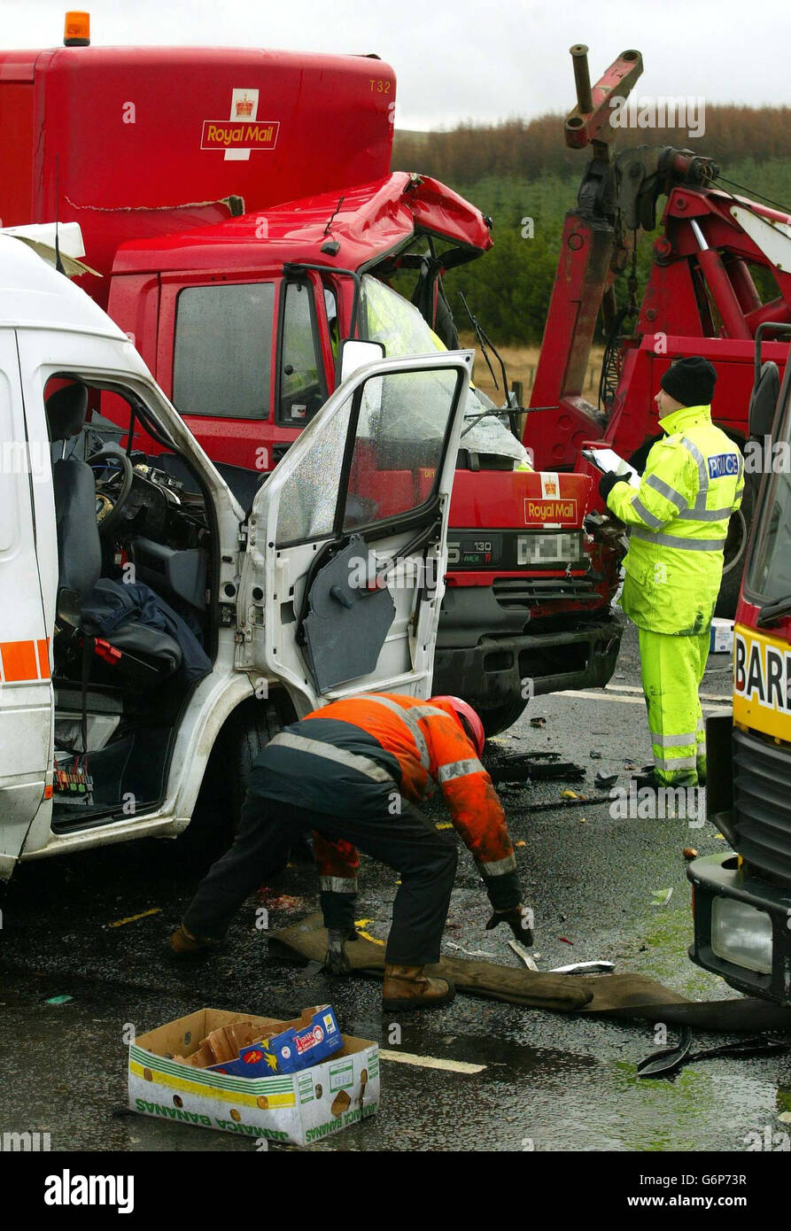La situation d'un accident de la route mortel sur l'A77 entre Glasgow et Ayrshire, après qu'un tas de cinq véhicules a laissé une personne morte, a déclaré la police. L'accident à la ferme Floak, Loganswell près d'Eaglesham Moor s'est produit juste avant 4 heures du matin. Banque D'Images
