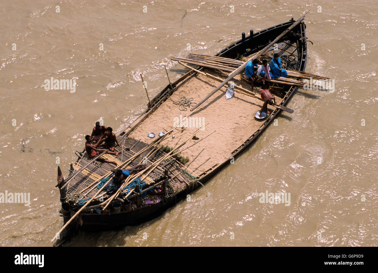 L'Inde, le Bihar, le transport du sable en bateau en bois sur le Gange, le sable est utilisé pour la construction Banque D'Images