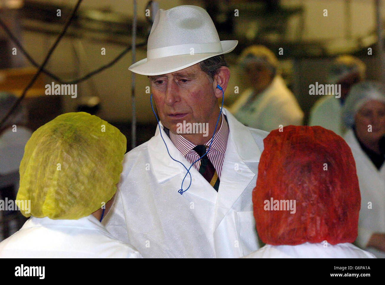 Le Prince de Galles rencontre des travailleurs lors de sa visite à Coldwater Seafood UK à Grimsby, où il doit discuter des conséquences environnementales, sociales et économiques de la surpêche.Après avoir vu l'usine de poissons, sa dernière visite de la visite de deux jours sera à Lincolnshire Organics à Holme, près de Scunthorpe. Banque D'Images