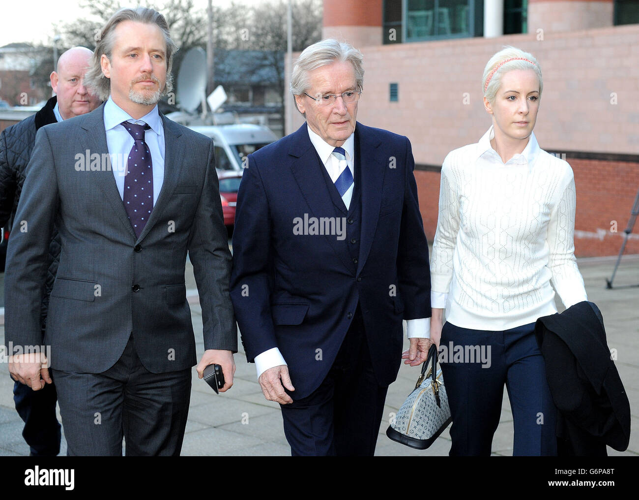 William Roache, star de la rue couronnement, arrive au tribunal de Preston Crown avec son fils Linus (à gauche) et sa fille Verity, où il affronte deux chefs d'accusation de viol d'une jeune fille de 15 ans dans l'est du Lancashire en 1967, Et cinq agressions indécentes impliquant quatre filles âgées entre 11 ou 12 et 16 ans dans la région de Manchester en 1965 et 1968. Banque D'Images