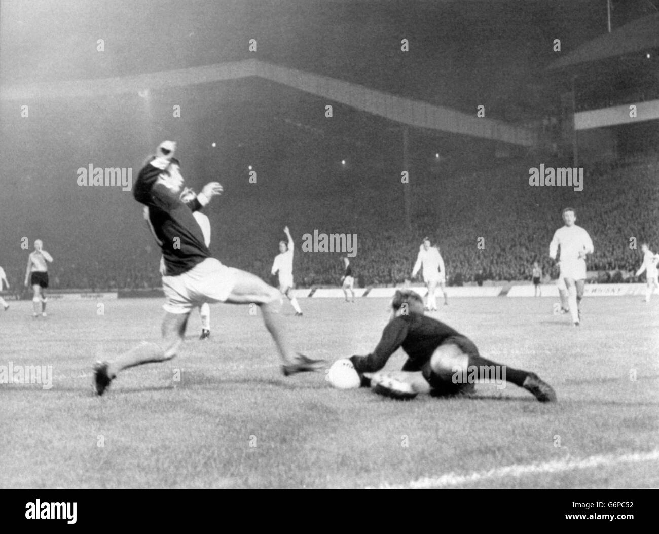 Le écossais Willie Morgan tente un but, mais son tir va directement dans les mains du gardien tchèque. La victoire de l'Écosse contre la Tchécoslovaquie en 2-1 signifie qu'ils se sont qualifiés pour la coupe du monde de 1974 en Allemagne de l'Ouest. Banque D'Images