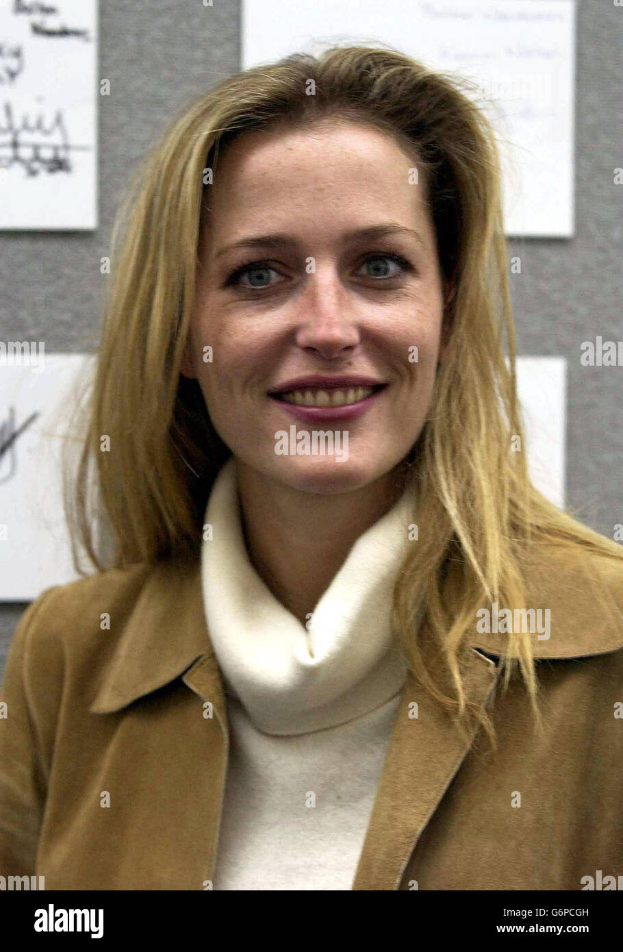 L'actrice américaine Gillian Anderson lors du lancement du National Doodle Day, une campagne nationale de collecte de fonds créée par deux associations caritatives, la Neurofibromatosis Association et Epilepsy action pour faire gripper la nation et recueillir des centaines de milliers de livres pour la charité à l'espace de Jerwood dans le sud de Londres Banque D'Images