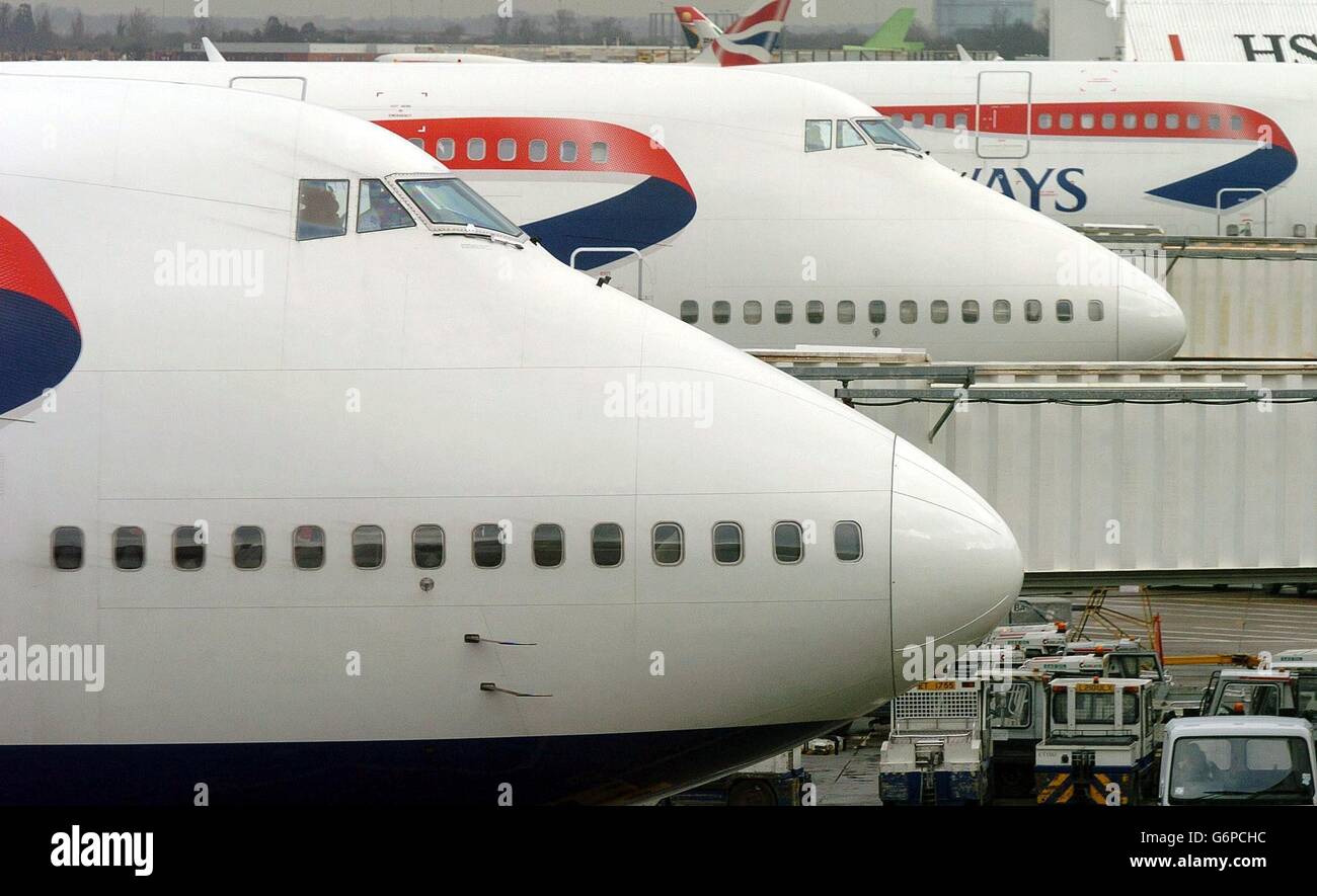Les avions British Airways 747 sont installés sur la piste de l'aéroport d'Heathrow après l'annulation du BA 223 à Washington, suite à des problèmes de sécurité. Les sources gouvernementales de haut niveau et les exploitants aériens n'ont pas commenté les rapports selon lesquelles les mesures font suite à une menace d'Al-Qaida. 08/11/04: La flambée des coûts du carburant a continué de faire une ombre sur la compagnie aérienne lundi 8 novembre 2004, malgré des résultats meilleurs que ceux attendus au cours de la demi-année. Des mesures de réduction des coûts et une amélioration du nombre de passagers ont contribué à la performance, les bénéfices ayant atteint 30 millions au cours des six mois de septembre 335, contre 60 millions réalisés dans Banque D'Images