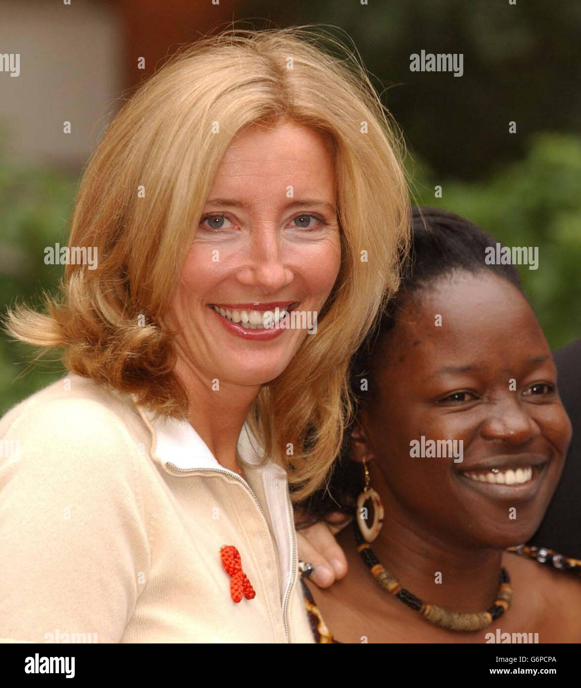 L'actrice Emma Thompson (à gauche) et la coordonnatrice nationale du VIH/sida pour ActionAid Kenya Ludfine Anyango (qui est elle-même séropositive) lors d'une séance photo à l'extérieur de la Maison Marlborough, dans le centre de Londres, pour lancer la Coalition mondiale sur les femmes et le sida. La coalition stimulera l'action sur un certain nombre de fronts, y compris la violence contre les femmes, la prévention du VIH pour les filles et un meilleur accès aux soins et traitements contre le VIH. Banque D'Images