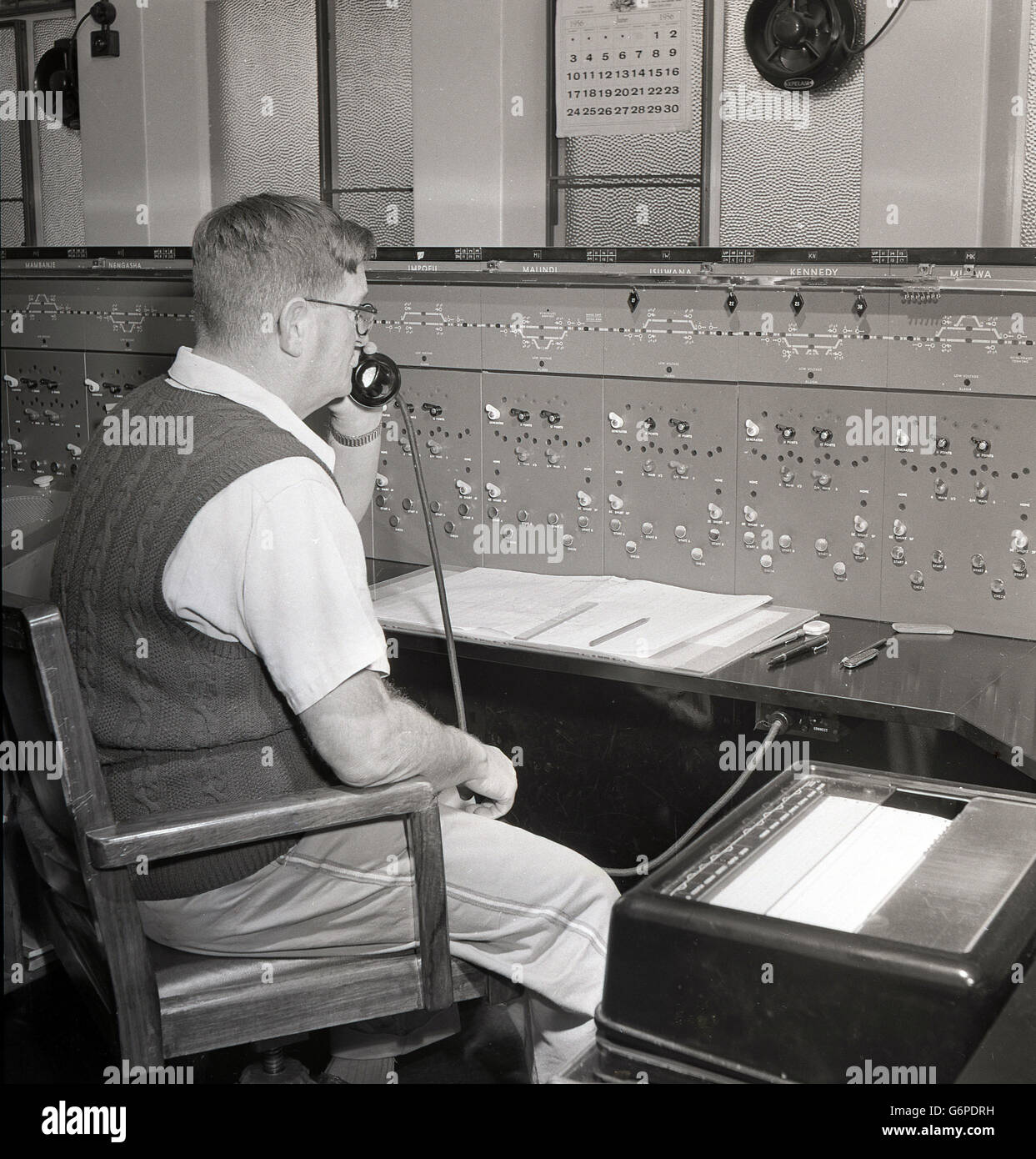 1956, l'opérateur historique, sur le téléphone à un bureau de contrôle ferroviaire Harare, Zimbabwe (Rhodésie du Sud). Banque D'Images