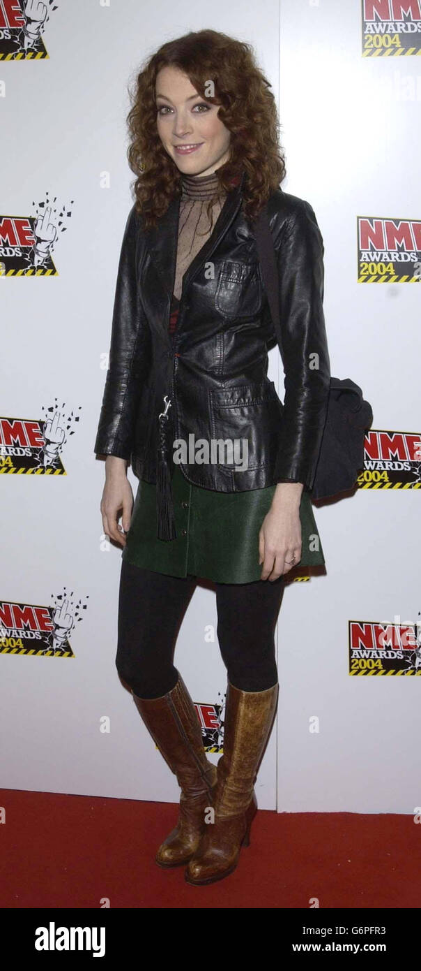 Melissa Auf Der Maur, membre du groupe Smashing Pumpkins, arrive pour les NME Awards au Hammersmith Palais à l'ouest de Londres.Les prix annuels de la musique sont déterminés par un sondage des lecteurs dans le magazine musical NME. Banque D'Images