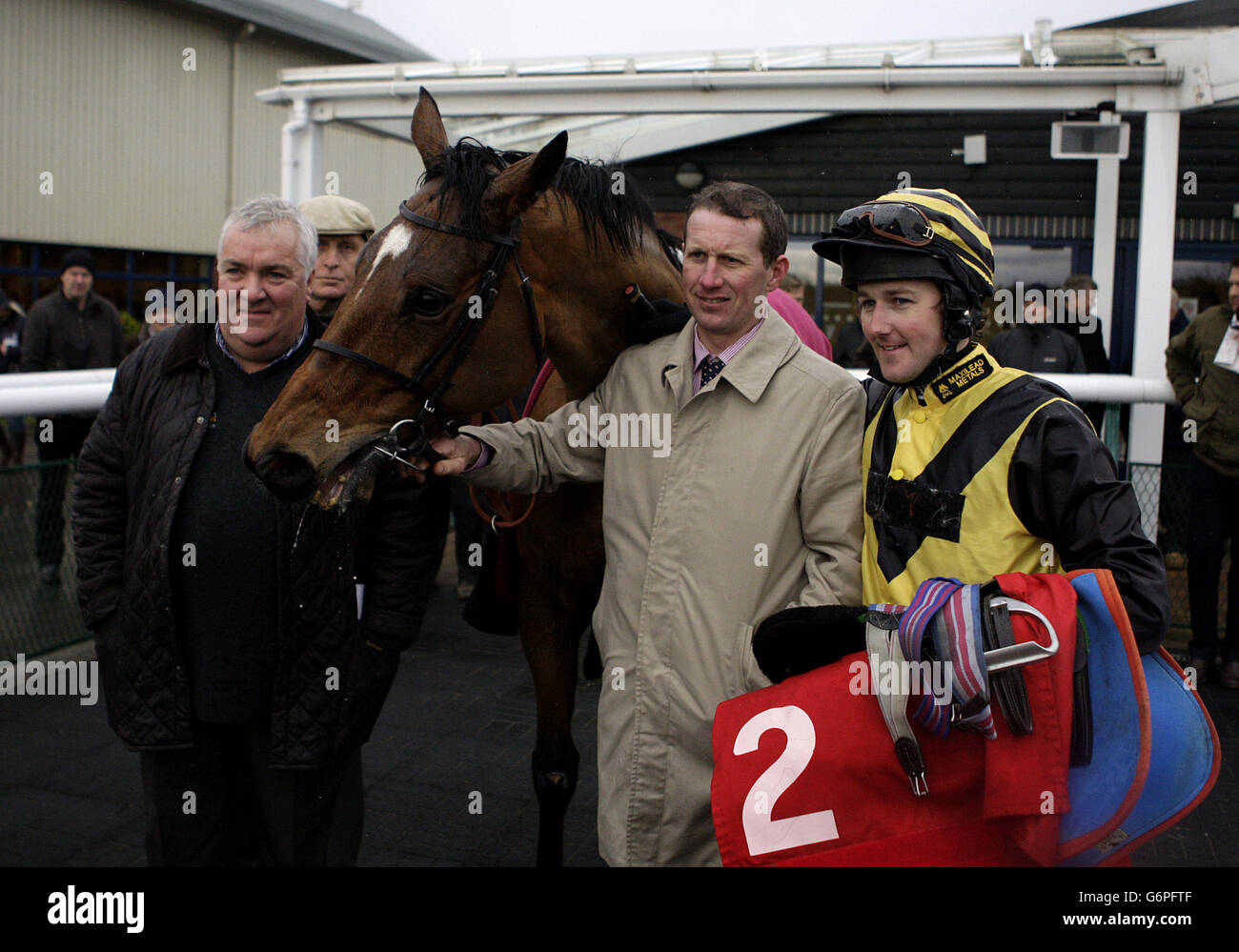 Tenez-vous en garde avec le jockey Tom Queally (à droite) après avoir remporté le téléchargement de l'application Coral sur l'App Store Selling Stakes at Southwell Racecourse, Southwell. Banque D'Images