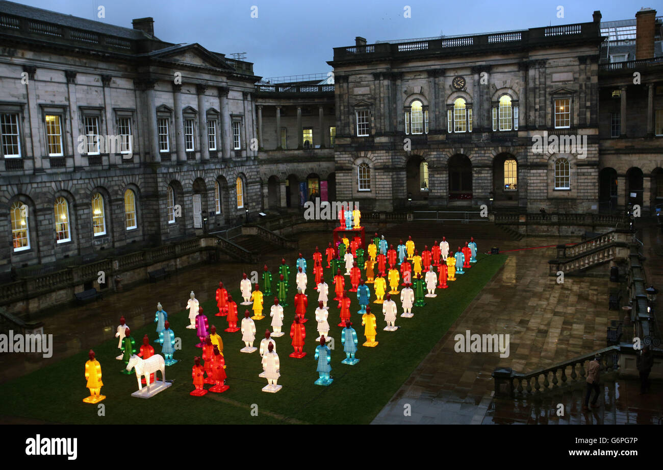 Des lanternes plus grandes que nature inspirées par les guerriers en terre cuite, créées par l'artiste Xia Nan pour les Jeux Olympiques de Beijing, sont illuminées à l'université d'Édimbourg pour la première fois en Écosse. Banque D'Images
