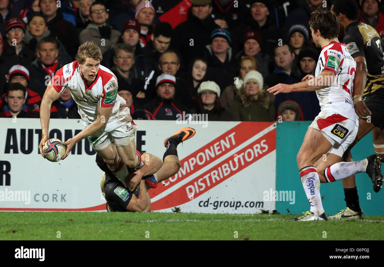 Andrew Trimble d'Ulster est affronté pendant la Heineken Cup, le match de la Pool Five à Ravenhill, Belfast. Banque D'Images