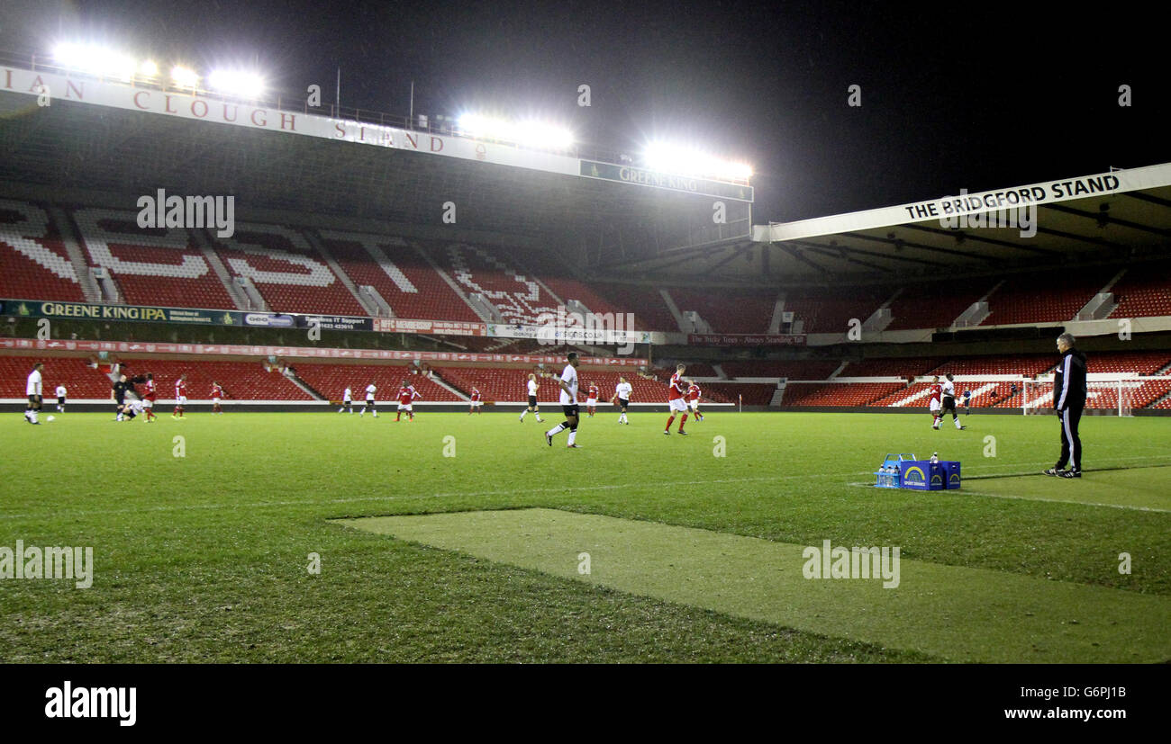 Football - FA Youth Cup - troisième tour - Nottingham Forest / Charlton Athletic - City Ground.Gary Brazil, entraîneur de l'équipe de jeunes de Nottingham Forest, observe l'action depuis le bord de la ligne Banque D'Images