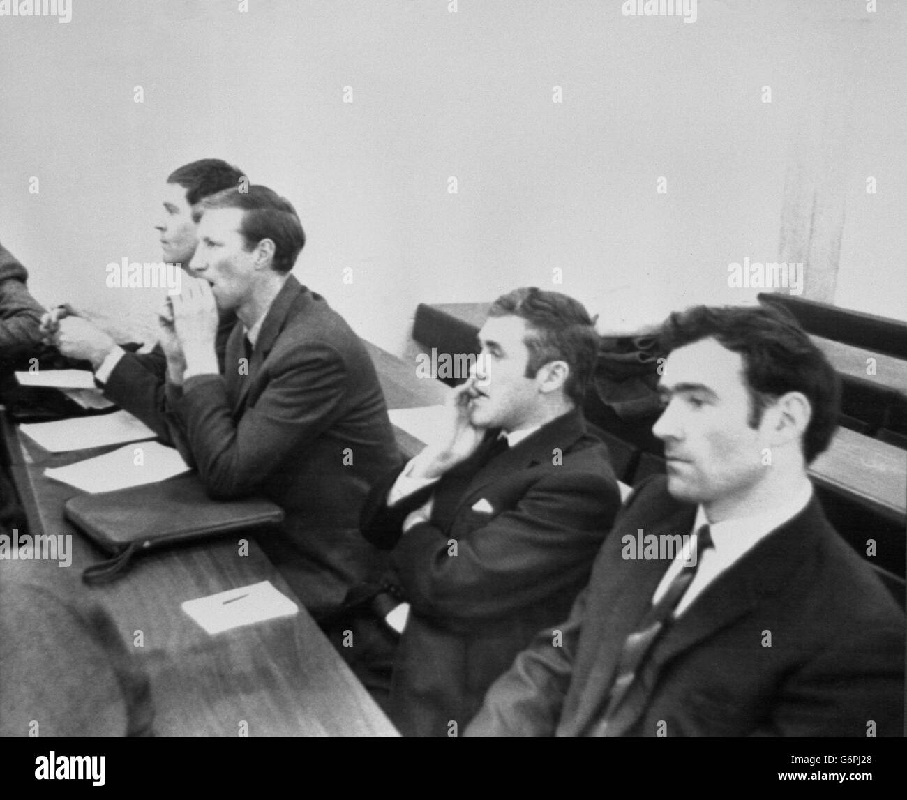 La football Association parraine un enseignement de six semaines pour les directeurs de club et les joueurs de l'Université de Leeds, avec la séance d'aujourd'hui avec le conférencier Don Reverie, le directeur de Leeds United, et les 'tudents' inclus (de l-r) ancien joueur de Leeds, Willie Bell, l'actuel joueur de Leeds Jack Charlton, et l'ancien joueur de Leeds Bobby Collins.Parmi les sujets abordés figuraient la gestion des affaires en rapport avec le football, les règles et règlements de la ligue de football, l'art de la gestion de l'homme et la façon de traiter avec la presse. Banque D'Images