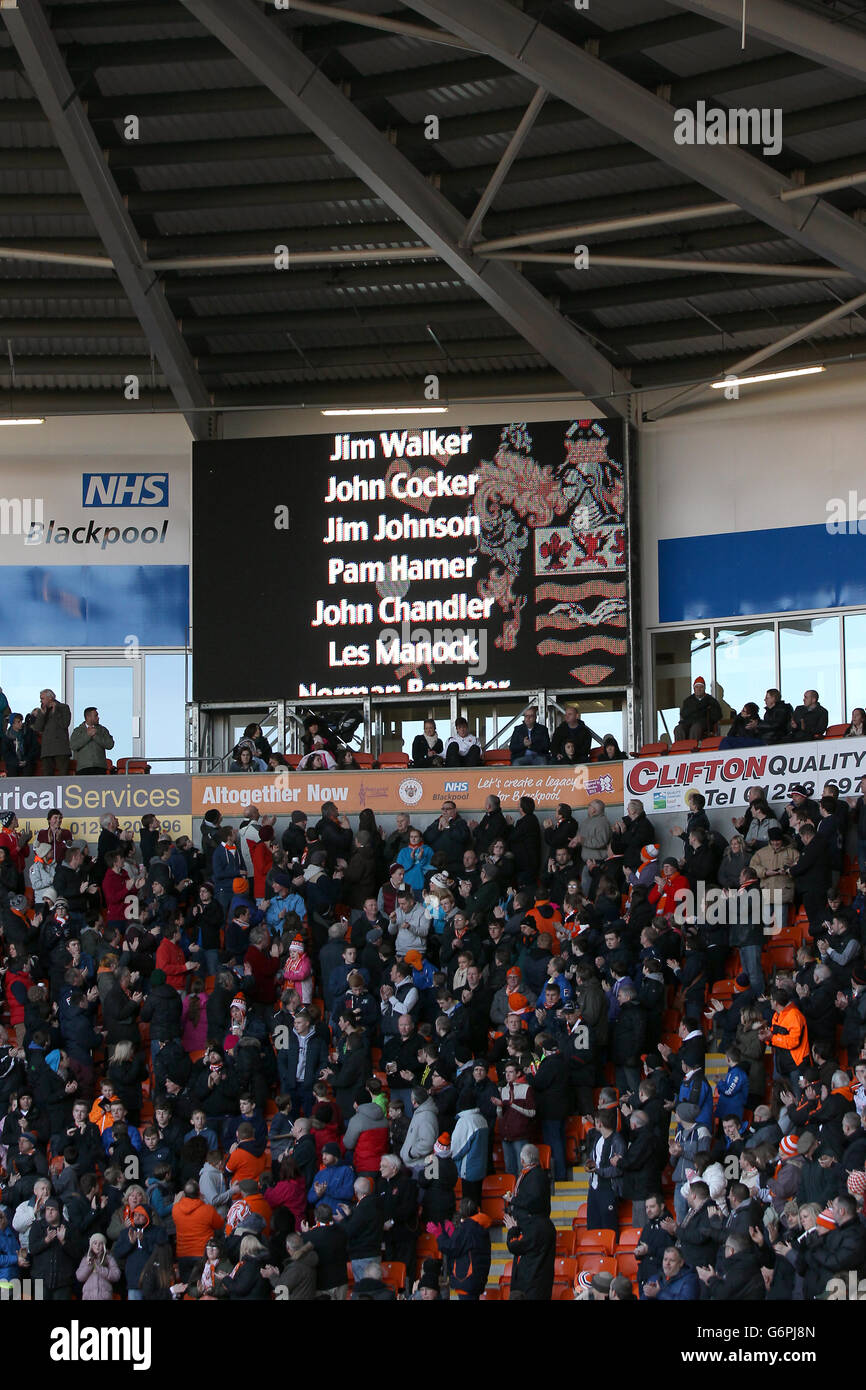 Football - Championnat Sky Bet - Blackpool / Middlesbrough - Bloomfield Road. Les noms des ventilateurs apparaissent sur les écrans des supports. Banque D'Images