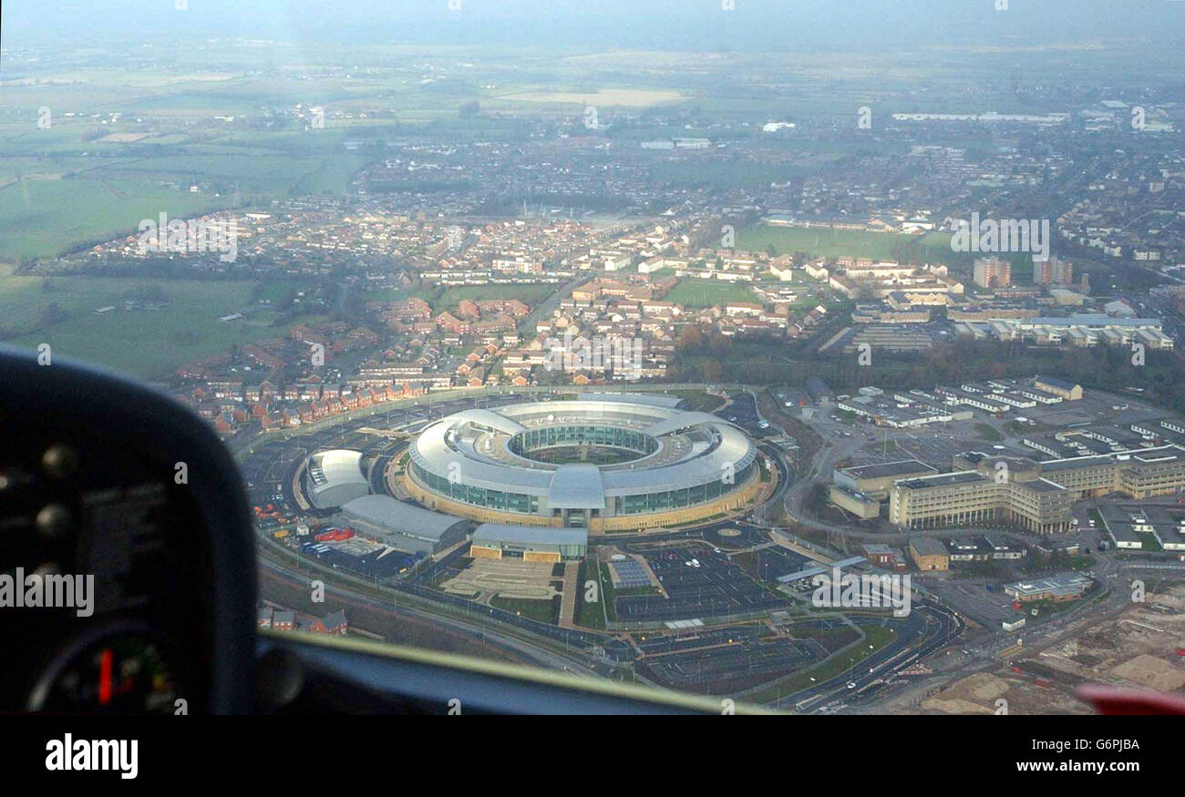 Le nouveau siège de communication du gouvernement (GCHQ) à l'ouest de Cheltenham. 1,500 des 4,000 employés ont déjà déménagé dans le bâtiment de 330 millions, connu localement sous le nom de « doughnut », qui devrait être achevé plus tard cette année. Le GCHQ abrite certains des ordinateurs les plus puissants d'Europe et intercepte des renseignements dans un large éventail de communications pour fournir un soutien aux organisations qui luttent contre le trafic de drogues, la prolifération des armes et le terrorisme. Banque D'Images