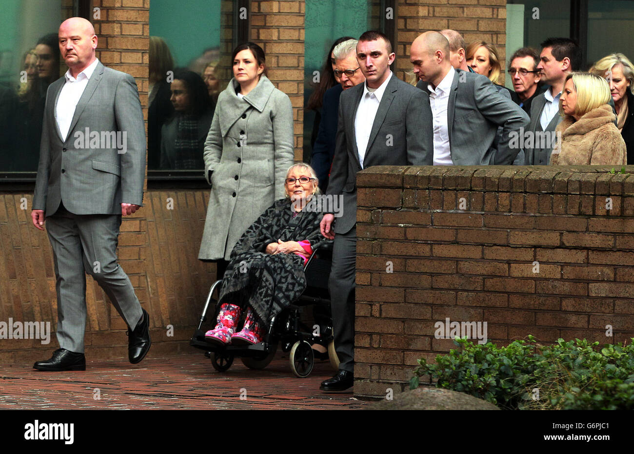 Rolf Harris pousse son épouse ALWEN en fauteuil roulant, alors qu'il arrive au tribunal de la Couronne de Southwark à Londres, avant une audience où il doit entrer dans les plaidoiries à 12 chefs d'accusation d'agression indécente et quatre de faire des images indécentes d'un enfant. Banque D'Images