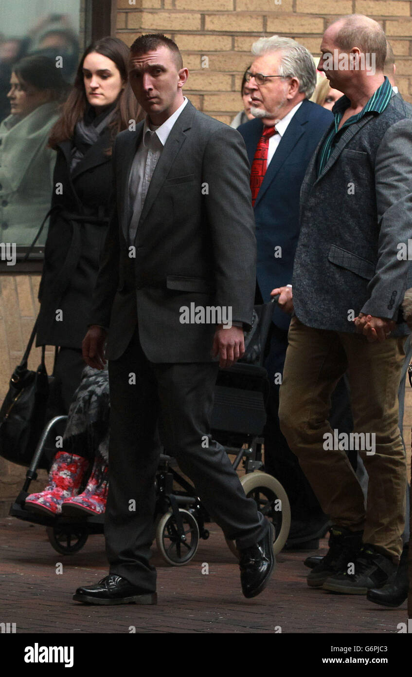 Rolf Harris pousse son épouse ALWEN en fauteuil roulant, alors qu'il arrive au tribunal de la Couronne de Southwark à Londres, avant une audience où il doit entrer dans les plaidoiries à 12 chefs d'accusation d'agression indécente et quatre de faire des images indécentes d'un enfant. Banque D'Images