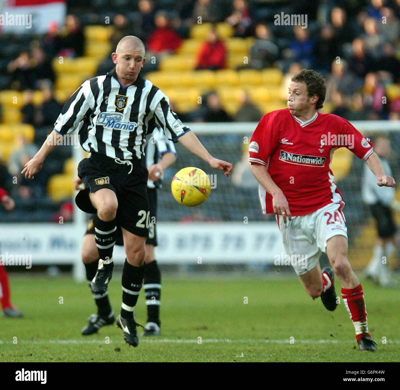 Andrew Parkinson du comté de Notts (à gauche) défie Steve Robinson de Swindon lors du match national de la division deux au terrain du comté de Nottingham. PAS D'UTILISATION DU SITE WEB DU CLUB OFFICIEUX. Banque D'Images