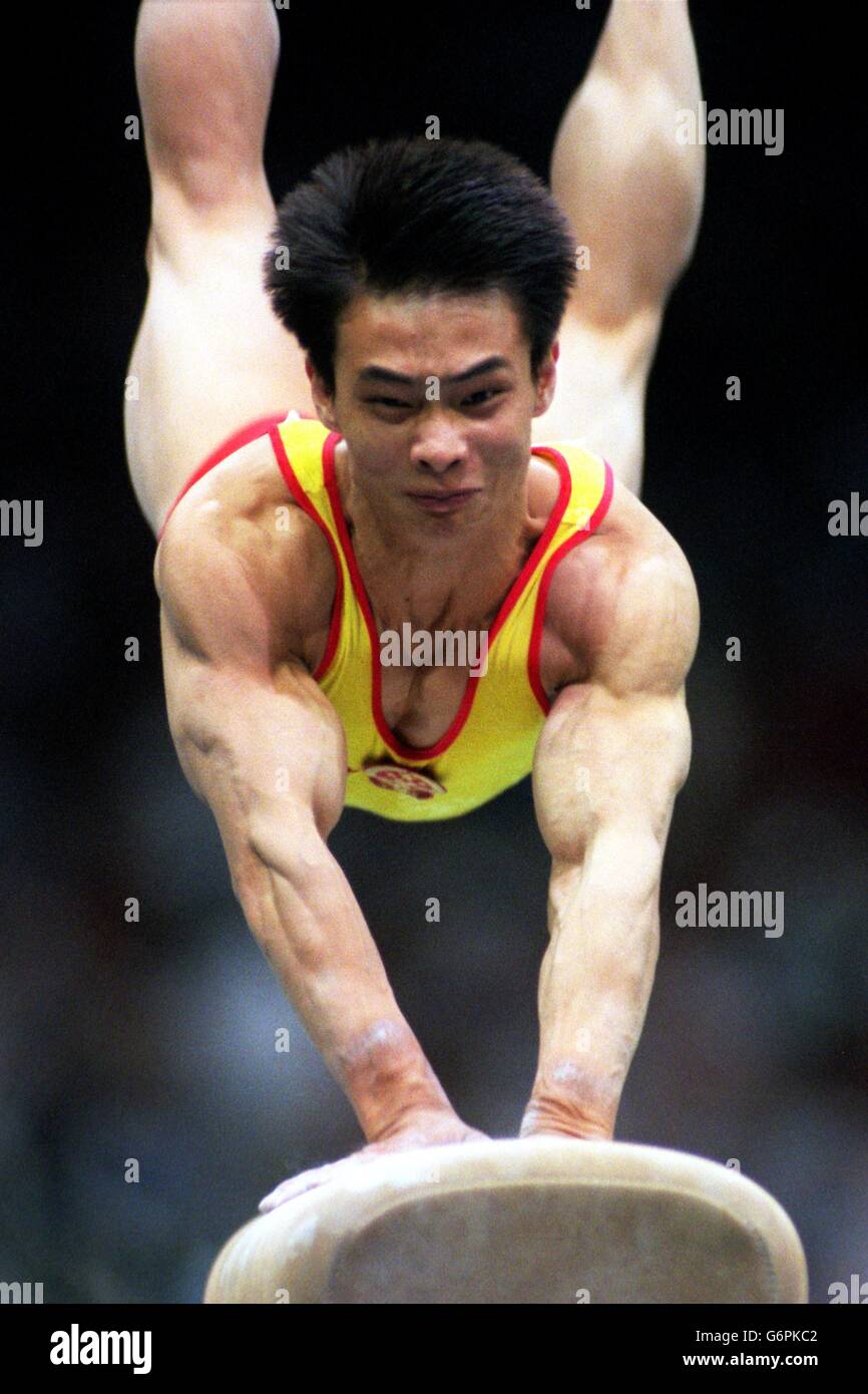 Jeux olympiques d'Atlanta. Gymnastique pour hommes - Vault. Le Xiaoshuang Li de la Chine en action Banque D'Images