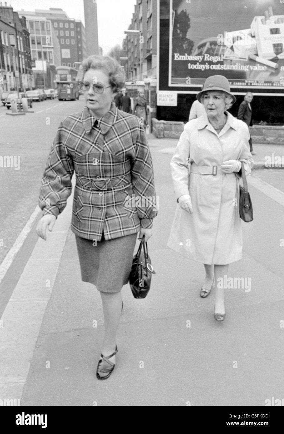 Lady Margaret de Mar, 34 (à gauche), fille et héritière du comte de Mar, avec sa belle-mère à Londres après avoir assisté à l'ouverture de l'enquête de Westminster sur son père, le premier comte d'Écosse, âgé de 60 ans, Qui a plongé cinq étages à sa mort d'une fenêtre de son appartement de Brompton Road. Banque D'Images