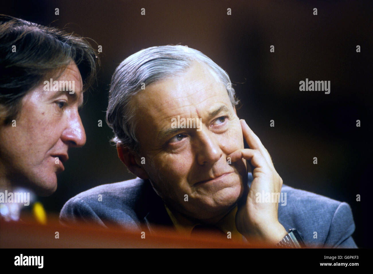 Le député de Bolsover Dennis Skinner (l) avec Tony Benn sur la plate-forme lors d'une conférence du Parti travailliste à Brighton. Banque D'Images