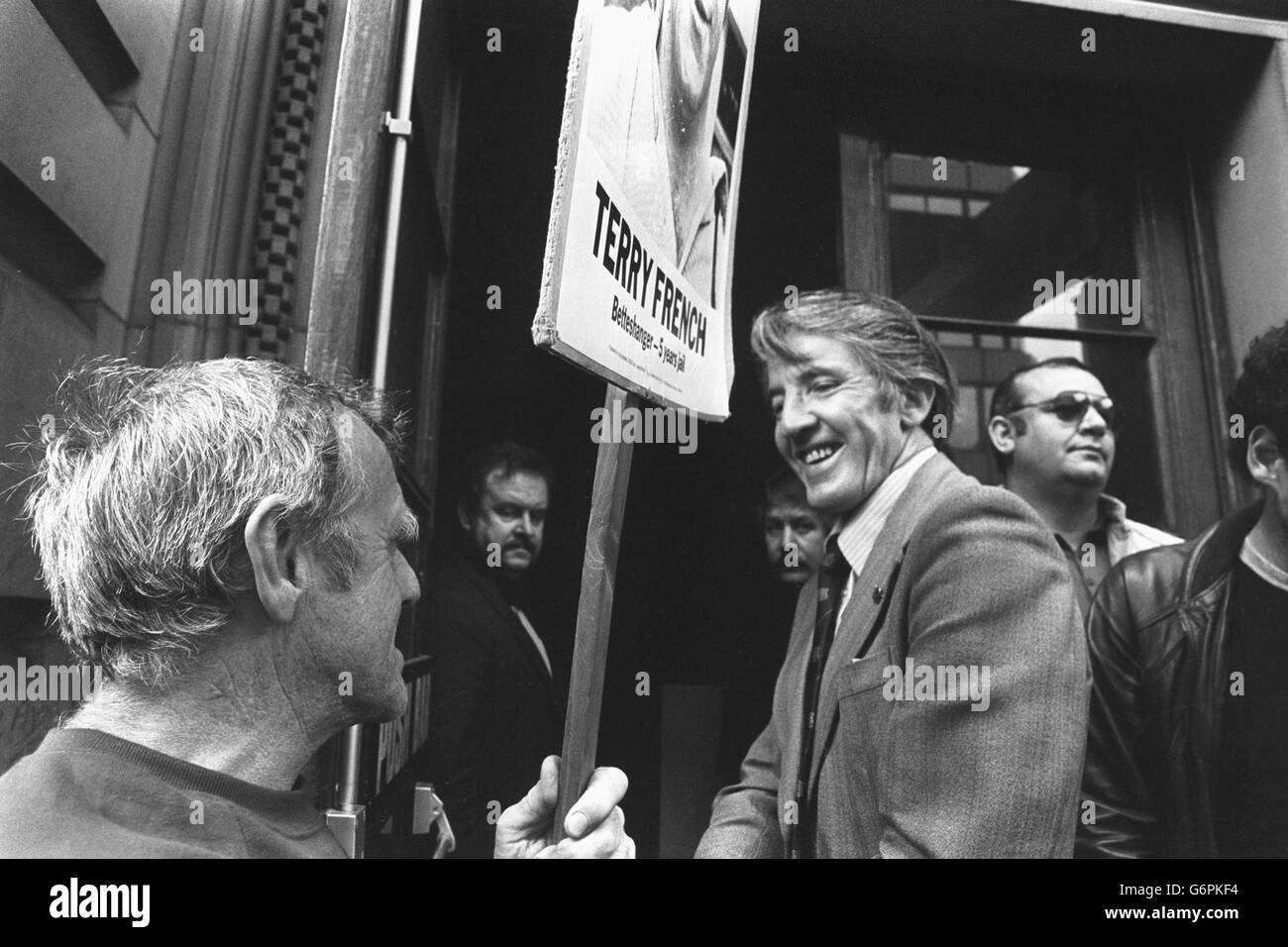 Dennis Skinner, député de Bolsover, est accueilli par un mineur porteur de plaques à son arrivée à la conférence annuelle du NUM à Sheffield. Banque D'Images