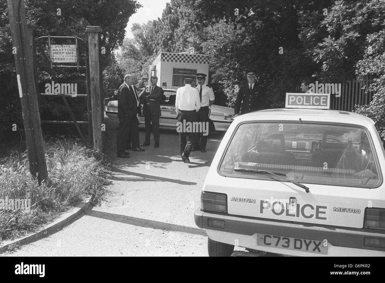 Véhicules de police à l'entrée d'un abattoir dans Garland Road, Shooter's Hill, Londres, suite à une tentative de vol par laquelle la police a tiré deux hommes morts. Banque D'Images