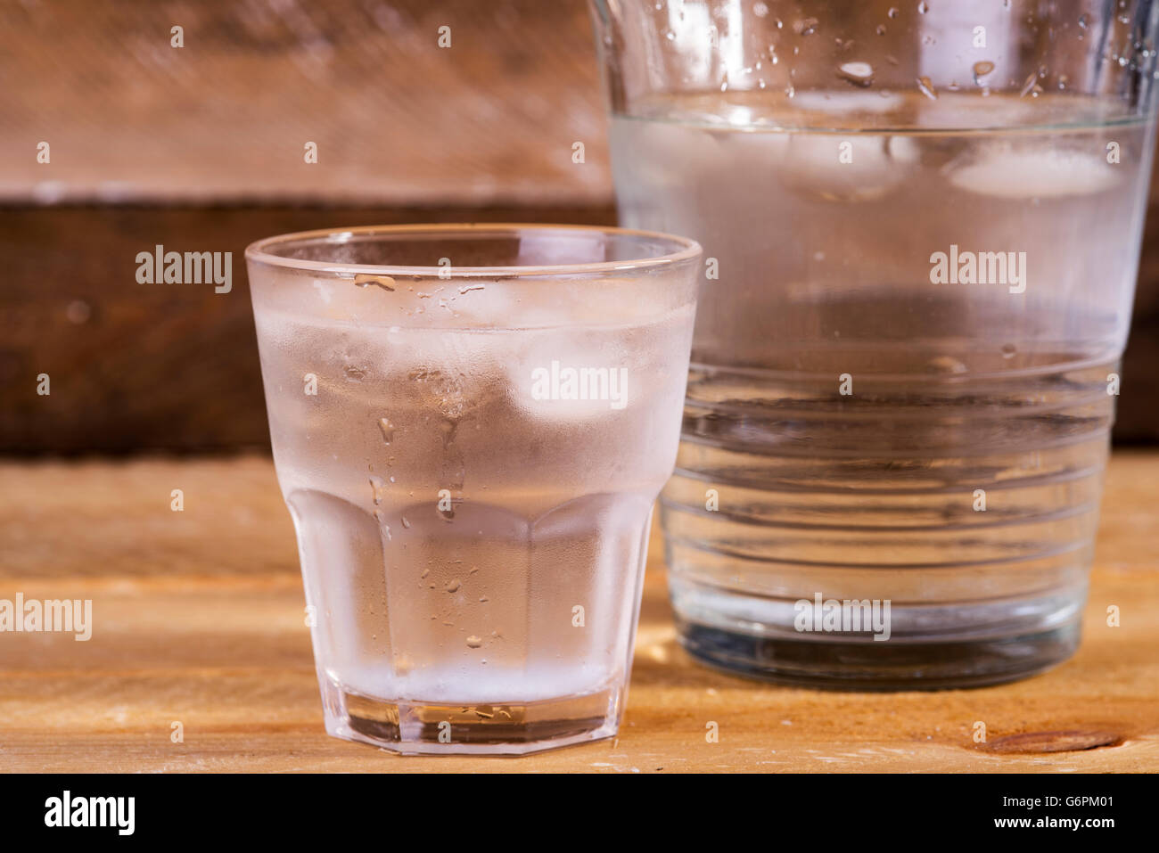 L'eau minérale froide dans un verre Banque D'Images