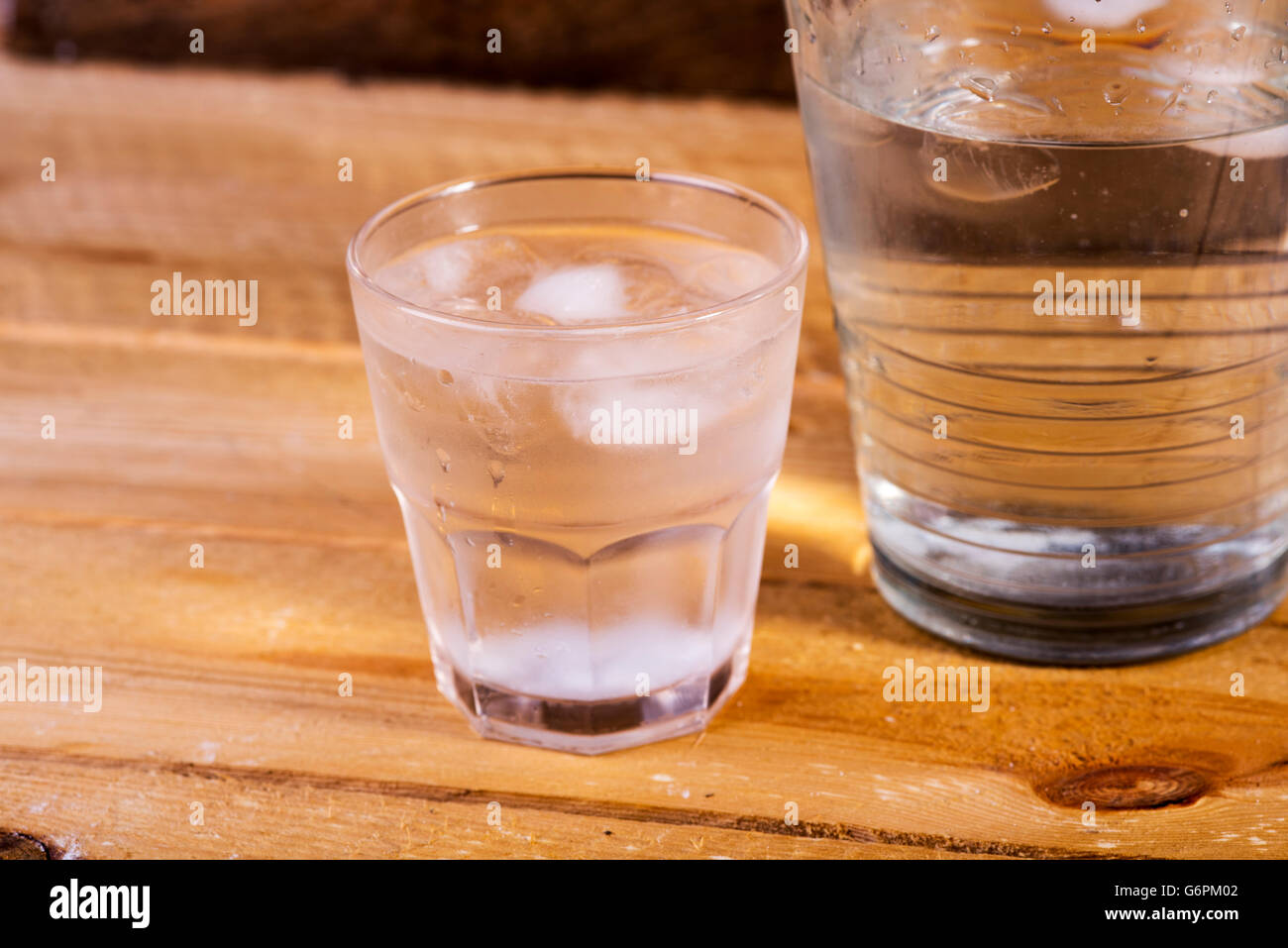 L'eau minérale froide dans un verre Banque D'Images