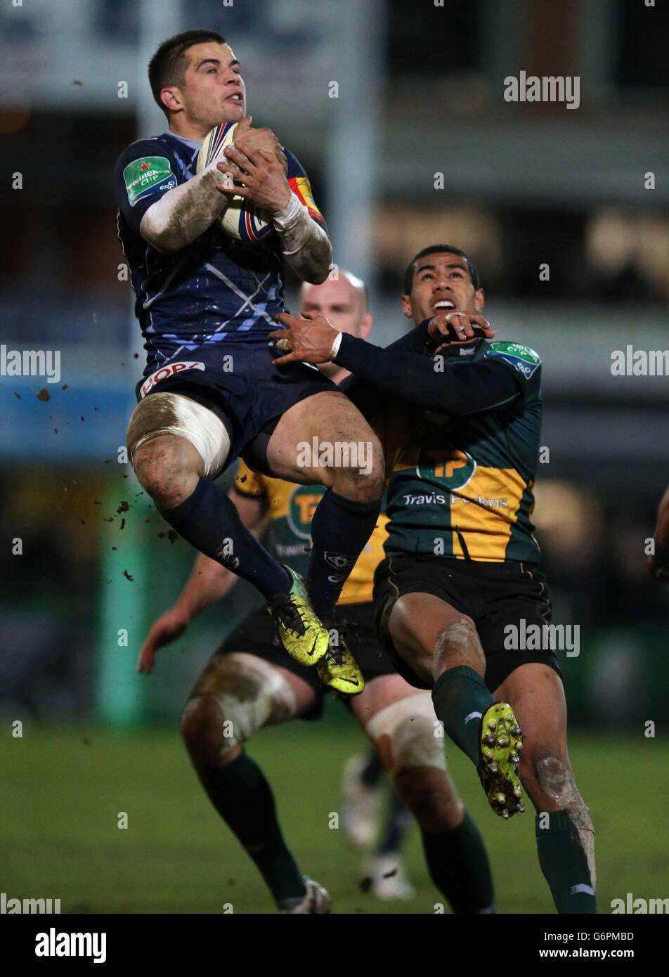 Northampton Saints Fa'atoina Autogavaia et Castres'Brice Dulin sautent pour une balle haute pendant la Heineken Cup - Pool One Match à Franklin Gardens, Northampton. Banque D'Images