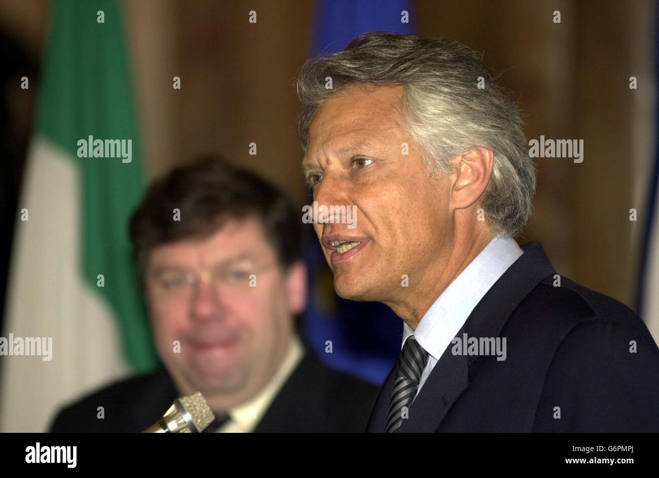 Le ministre irlandais des Affaires étrangères, Brian Cowen (L), a écouté le ministre français des Affaires étrangères, M. Dominique de Villepin, à la Maison Iveagh, Dublin, Irlande. Monsieur de Villepin est en Irlande pour discuter des questions relatives à la présidence irlandaise de l'UE. Banque D'Images