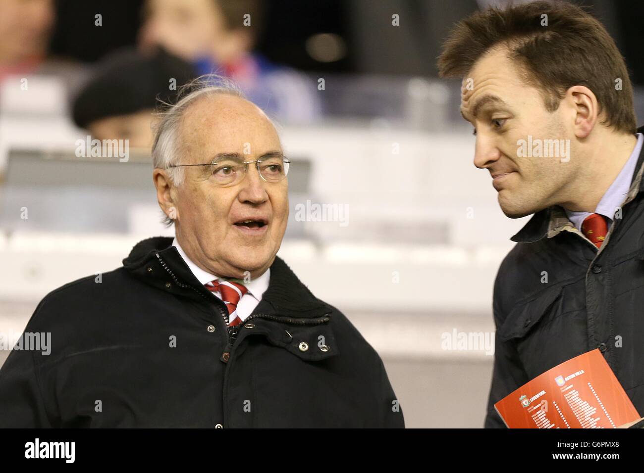 Football - Barclays Premier League - Liverpool / Aston Villa - Anfield.L'ancien politicien conservateur Michael Howard (à gauche) dans les tribunes Banque D'Images